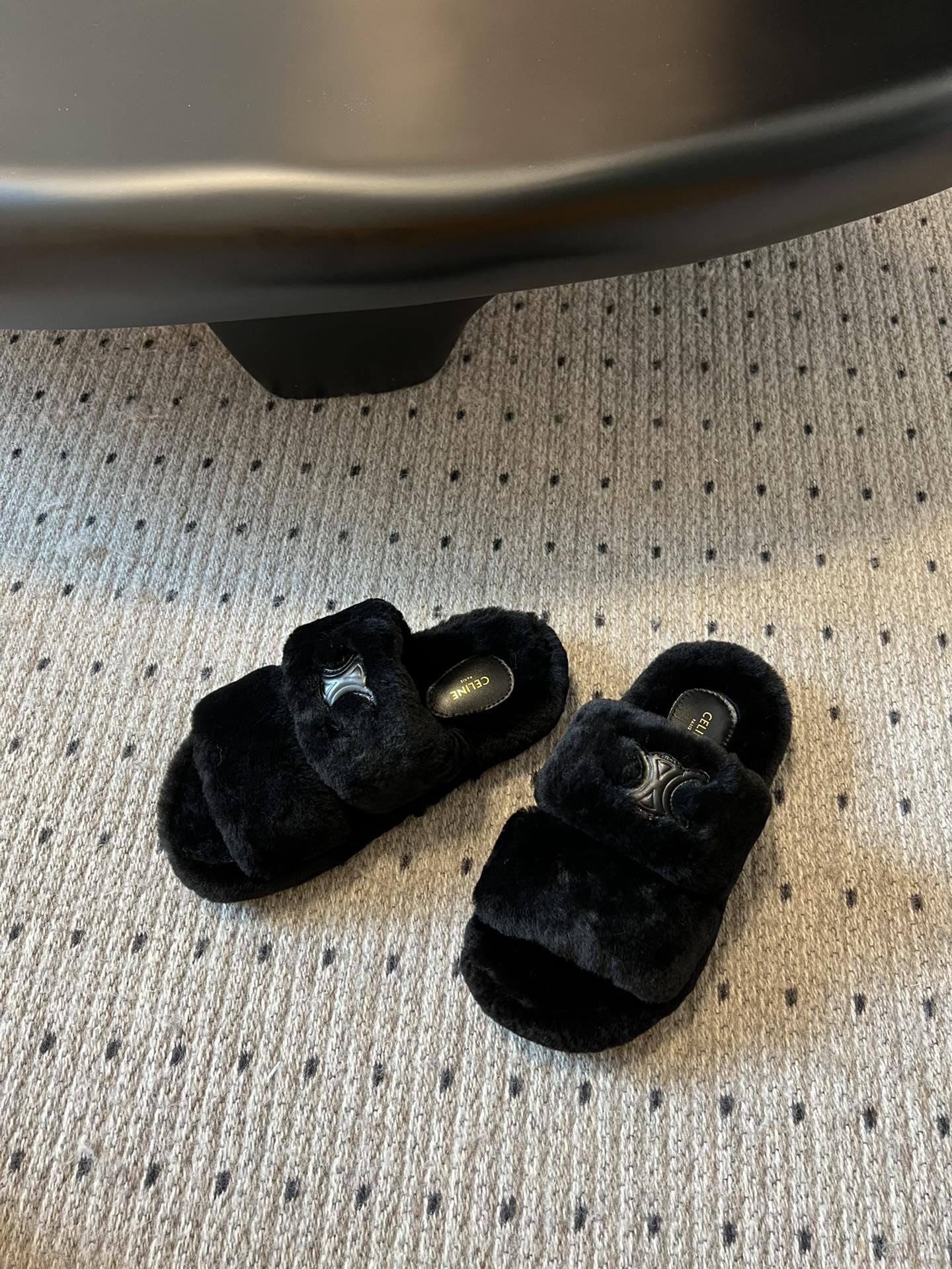 独家代购级 Celine /aw 毛毛拖毛茸茸的太可爱了 上脚超级舒服 超级软 有点小增高。最好版本 今