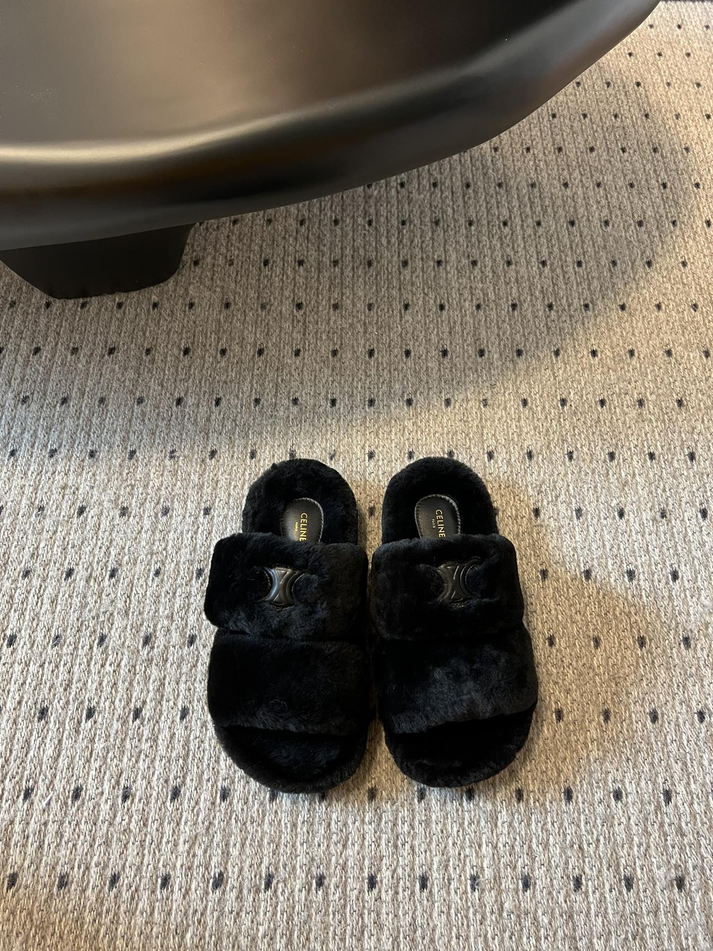 独家代购级 Celine /aw 毛毛拖毛茸茸的太可爱了 上脚超级舒服 超级软 有点小增高。最好版本 今