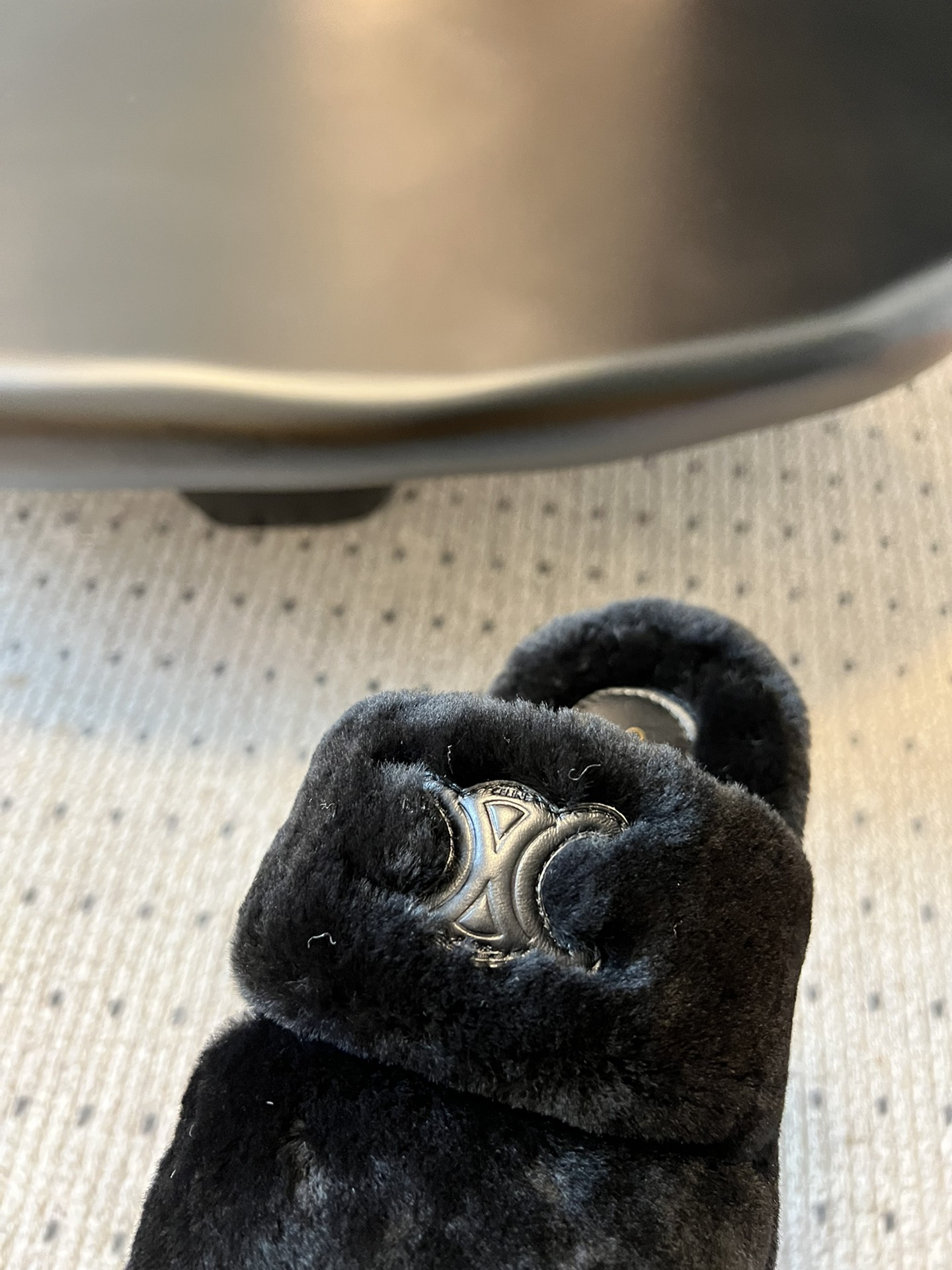 独家代购级 Celine /aw 毛毛拖毛茸茸的太可爱了 上脚超级舒服 超级软 有点小增高。最好版本 今