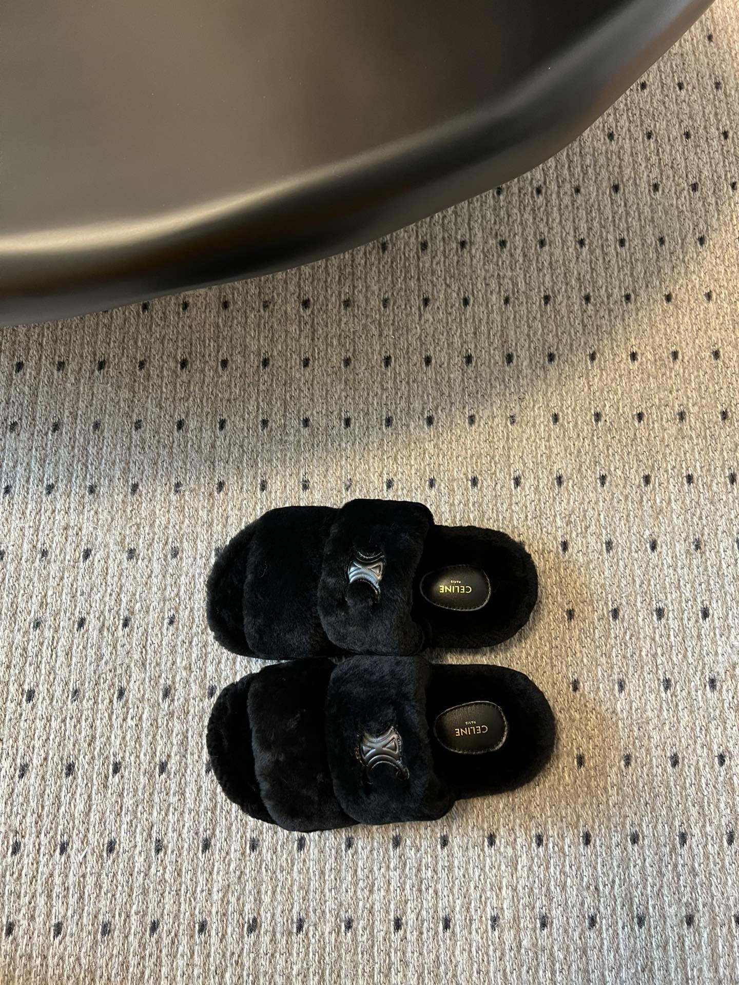 独家代购级 Celine /aw 毛毛拖毛茸茸的太可爱了 上脚超级舒服 超级软 有点小增高。最好版本 今