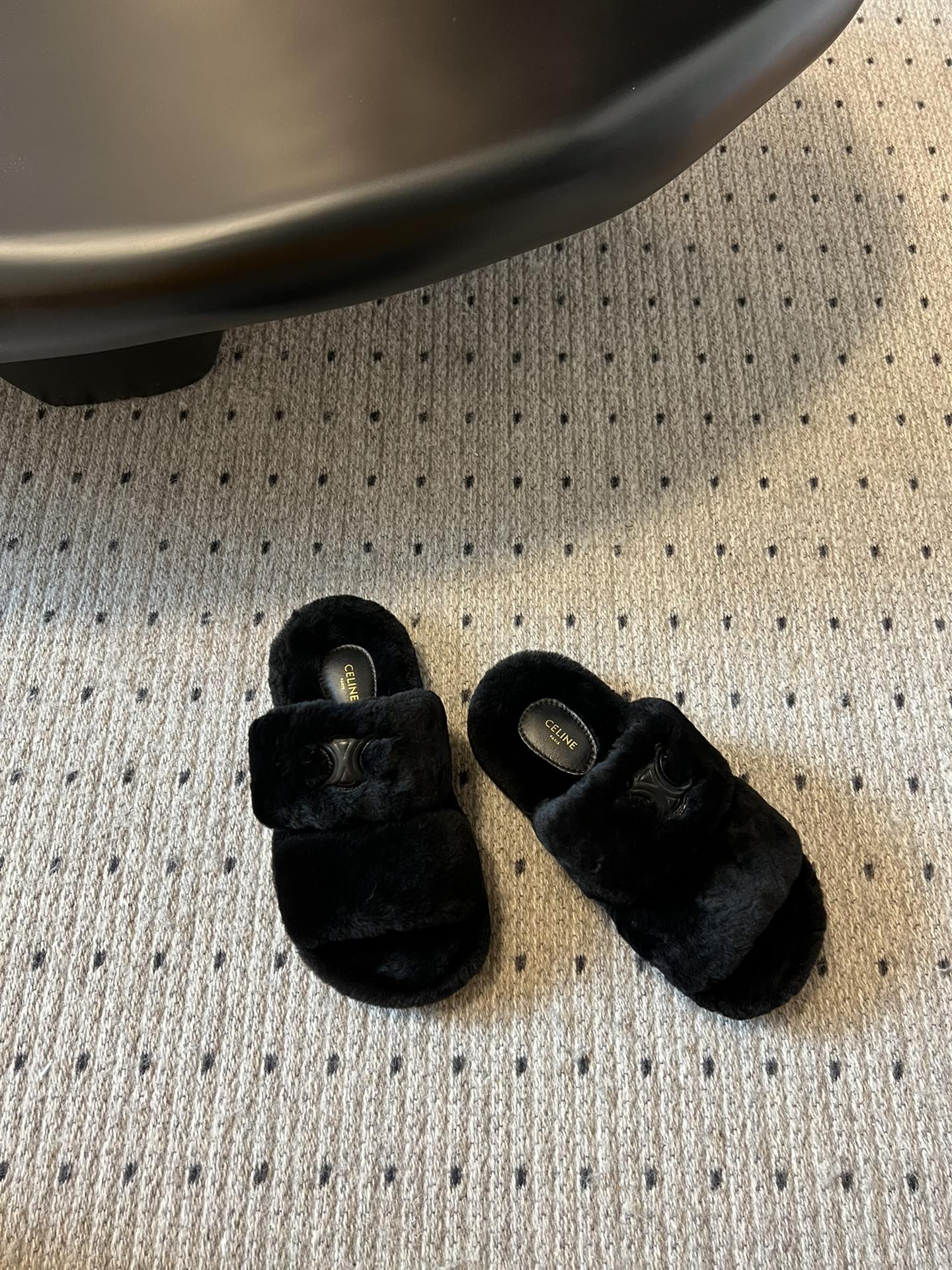 独家代购级 Celine /aw 毛毛拖毛茸茸的太可爱了 上脚超级舒服 超级软 有点小增高。最好版本 今