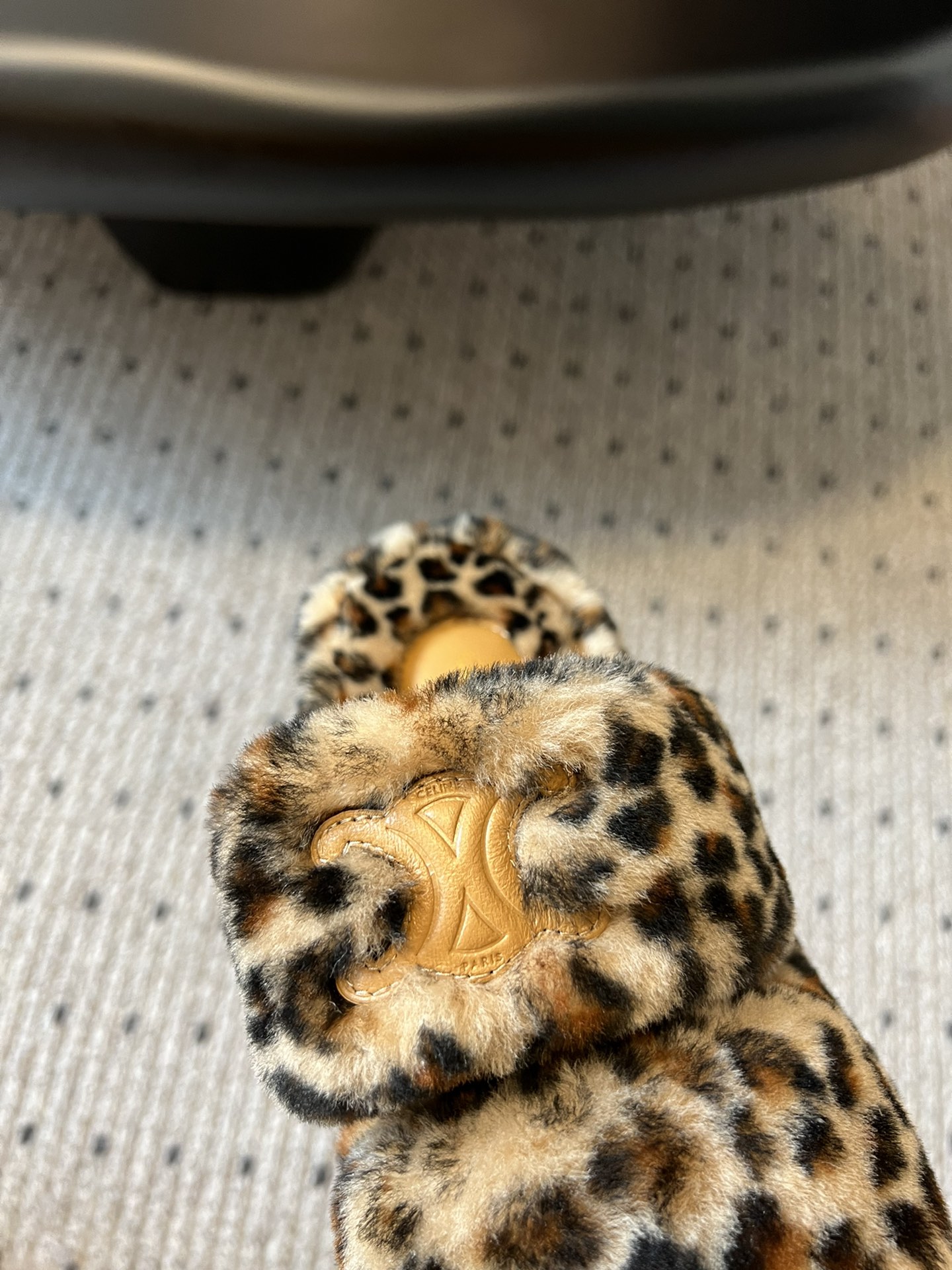 独家代购级 Celine aw 毛毛拖毛茸茸的太可爱了 上脚超级舒服 超级软 有点小增高。最好版本 今年