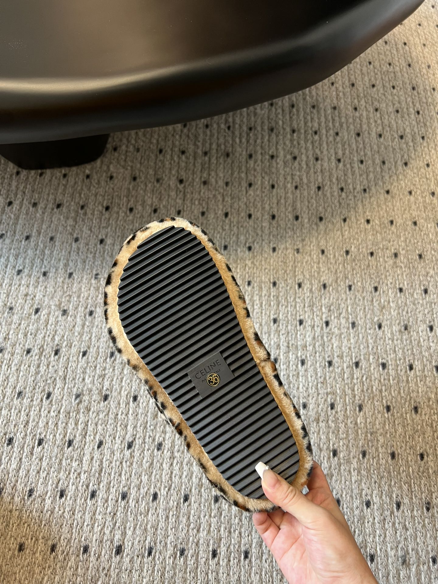 独家代购级 Celine aw 毛毛拖毛茸茸的太可爱了 上脚超级舒服 超级软 有点小增高。最好版本 今年
