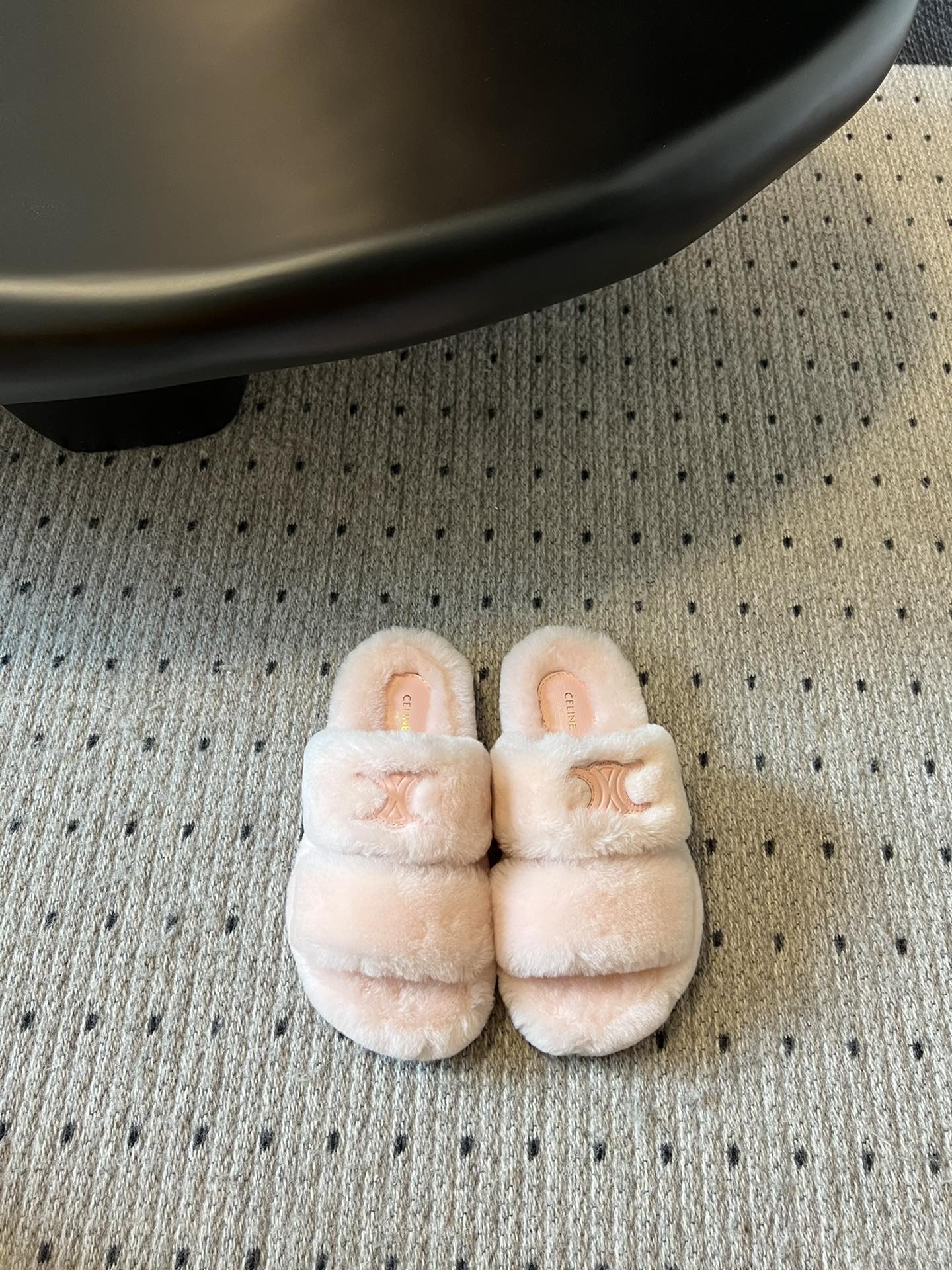 独家代购级 Celine aw 毛毛拖毛茸茸的太可爱了 上脚超级舒服 超级软 有点小增高。最好版本 今年