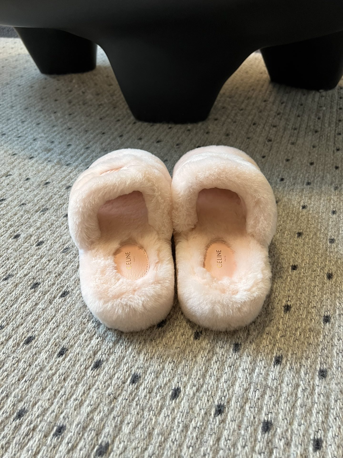 独家代购级 Celine aw 毛毛拖毛茸茸的太可爱了 上脚超级舒服 超级软 有点小增高。最好版本 今年