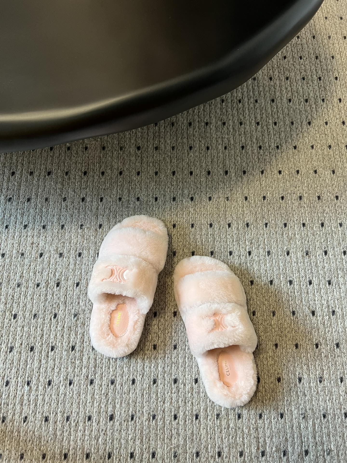 独家代购级 Celine aw 毛毛拖毛茸茸的太可爱了 上脚超级舒服 超级软 有点小增高。最好版本 今年