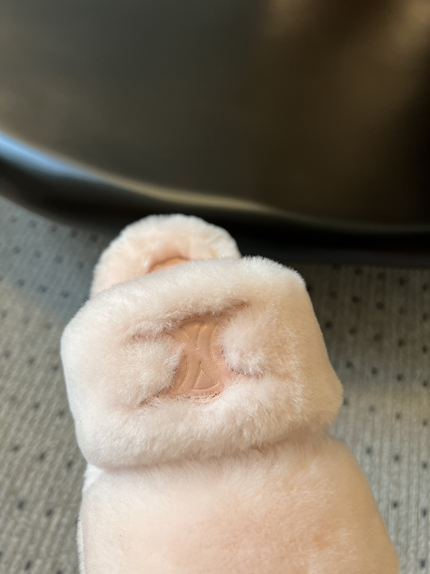 独家代购级 Celine aw 毛毛拖毛茸茸的太可爱了 上脚超级舒服 超级软 有点小增高。最好版本 今年