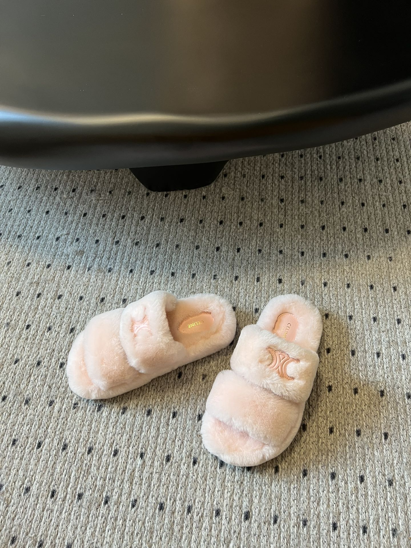 独家代购级 Celine aw 毛毛拖毛茸茸的太可爱了 上脚超级舒服 超级软 有点小增高。最好版本 今年
