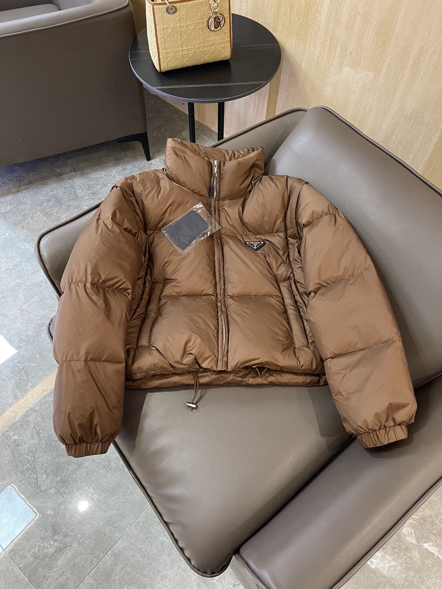 NO:561470,With dust bag 23# PR home triangle logo short 90 white goose down detachable sleeves down jacket black brown 38/40/42,,down jacket,alexander wang19860909配防尘袋23# PR家 三角标 短款 90白鹅绒 可拆袖 羽绒服 黑色 咖色 38/40/42,,down jacket,alexander wang,Women's clothing