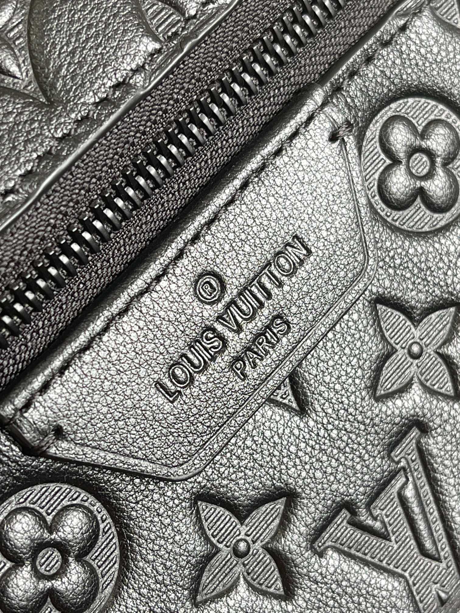 顶级原单烟花烟花46553压花,本款 Discovery 双肩包以 Monogram 压纹牛皮革塑造柔软
