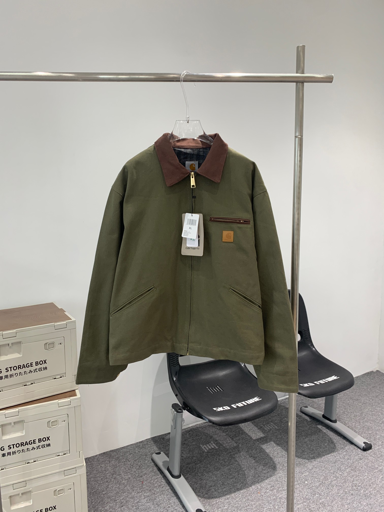 💰205 款号T136
CARHARTT-卡哈特J97 Vintage 水洗做旧重工底特律夹克 古着工装帆布外套 多口袋 拉链翻领工装外套
今年最火单品 来自博主口口桑的上身穿搭 许多明星博主上身 kanye球星亚历山大ken等等
定织高密帆布面料 为了达到古着款年久做旧的效果 需要成衣染色 再反复褪色 调色，做旧皮标  开模做旧五金辅料 内里为涤棉格纹面料 袖子机行薄棉 上身挺廓 重磅款式！有130年历史的美国品牌 卡哈特以制造品质卓越 舒适耐用的高质量工作装而闻名 是近期最火热的工装品牌之一 其经典程度在众多美式工装玩家心中的地位品种呈现不可言喻⚠️ 这件vintage卡哈特J97工装拉链外套cleanfit风修饰身形 做旧水洗味道非常重上身非常有内味儿
颜色：苔藓绿 
尺码：M-XXL