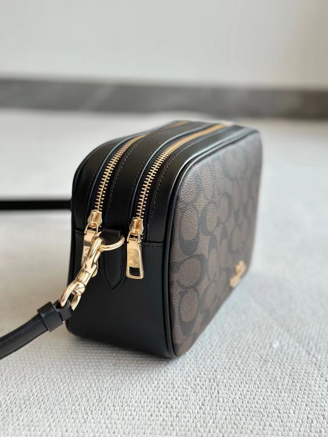 Coach ～纯 COACH 蔻驰 F68168女士简约 棕色拼色双拉链双C印花相机包单肩斜挎包