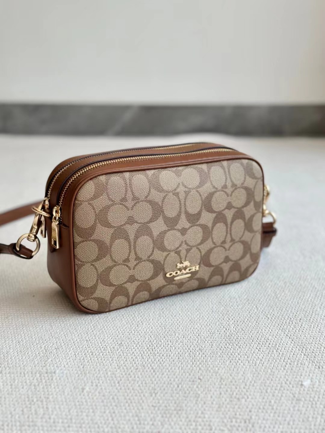 Coach ～纯 COACH 蔻驰 F68168女士简约 棕色拼色双拉链双C印花相机包单肩斜挎包
