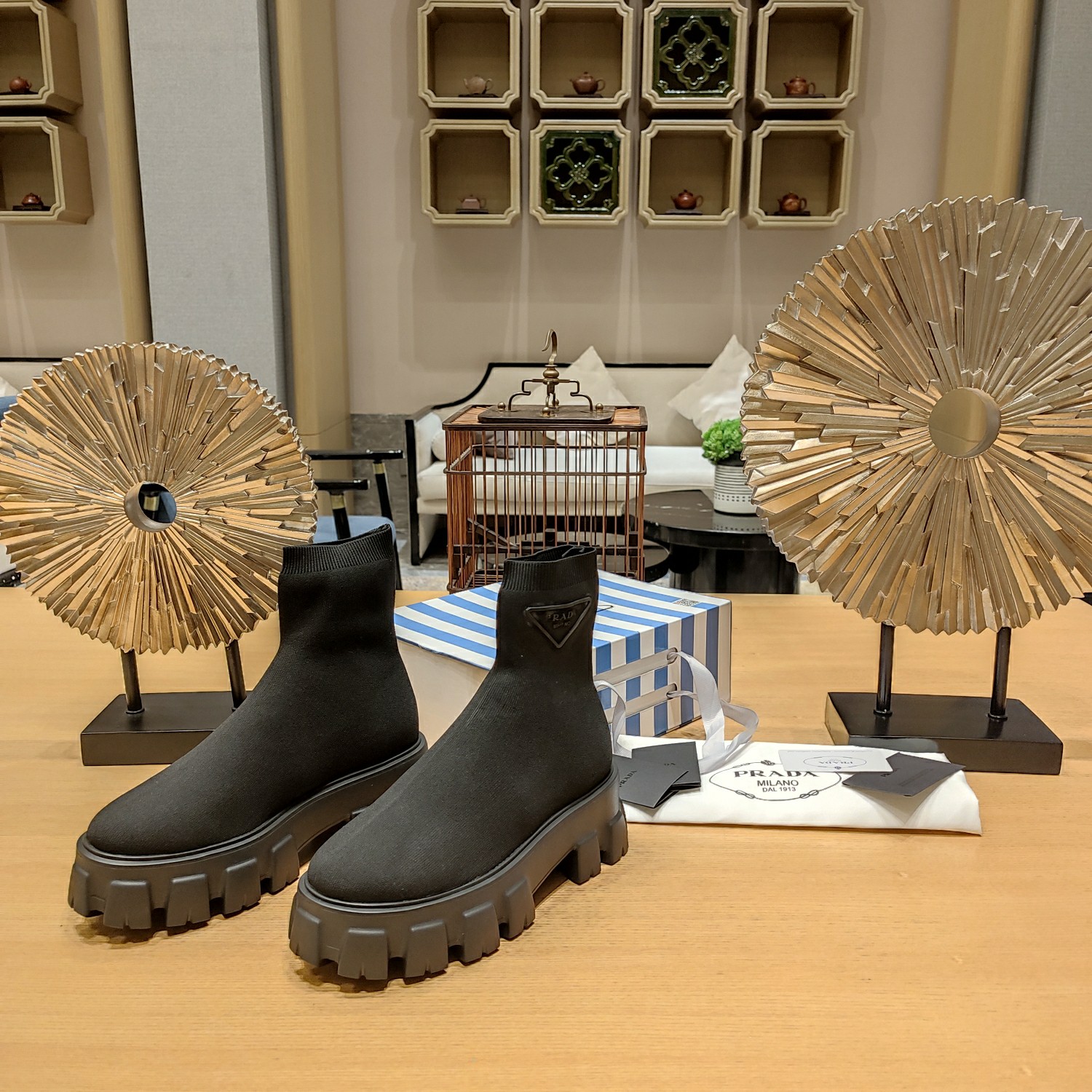 NO:543373,(The highest version of top packaging) PRADA 2025 Prada autumn and winter single model, the highly anticipated {warm} leg slimming artifact is unveiled! The only braided version in the city that achieves original thickening, high density and high elasticity. 7-inch short boots ————————————————————————————————————————————————————————————————————————————————————————————————————————————————————————————————————————————————————————————————————————————————————————————————————————————————————————————————————————————————————————————————————————————————————————————————————————————————————————————————————————————————————————————————————————————————————————————————————————————————————————————————————————————————————————————————————————————————————————————————— The original 1:1 open mold TPU large bottom, the new last line has been upgraded and modified, the official latest line, the big bottom is a new version of the molded big bottom, which is different from the old version of the big bottom. Pay attention to the distinction. The 'X-shaped + three-point' bottom is softer and lighter, and the style continues Prada's usual pedal shape, soft and elastic and easy to walk and has a certain thickness! Logo logo black drop glue injection molding on the outside of the boot barrel, fashionable and versatile nice item, high-quality mixed-bred sheepskin inner lining and match the original classic triangle logo embroidery logo, the letters feel the concave and convex and proportion are exactly the same as the original version, top version, do not discuss it with the low-end. Heel height 6.5.cm. On sale in stock Size: 35-39 (34,40 41 42 customized, no return or exchange) Exclusive white high-end original magnet box packaging accessories. Material Flying wool tube pure mechanical design knitting, one-time molding. Uniform single-piece single-piece, boot toe sheepskin. Exclusive 25-year blue striped counter member limited magnet box packaging accessories. 'Multi-color series, all official colors can be made', boots, prada, prada, boots, sheepskin19860909(顶级包装配套最高版本) PRADA 2025普拉达秋冬爆单款,万众期待的｛保暖｝瘦腿神器横空出世！全市唯一做到原版加厚、高密度、高弹力的编织版本. 7寸短靴 ————————————————— 太古汇港币4850购置原版鞋,历经数月拆卸开模设计,重磅制出今年的飞织毛线筒弹力短靴、中筒靴和过膝长靴.高密度的编织袜工艺制作加齿轮厚底既给增高带来一定程度,又保证了穿着舒适度,按足原版鞋复刻原滋原味.今年又是P家对于矮个子女生的福利,高挑美女的瘦腿神器了. 原版1:1开模TPU大底,新款楦型线条升级修改,官方最新线条,大底是新版成型大底,与老版的大底有所区别,注意区分,底部“X形+三点”大底更加柔软轻便,款式延续了普拉达一贯的一脚蹬形状,软弹好走且有一定厚度！ Logo标识黑色滴胶注塑于靴筒外侧,时髦百搭nice单品, 上等混种羊皮内裡和搭配原版经典三角形标识绣标,字母触感凹凸感与比例完全原版一致,顶级版本,勿与低端论之. 跟高6.5.cm. 现货发售 Size: 35-39（34,40 41 42订做不退换） 独家白色高端原版磁铁大盒包装配件. 材料 飞织毛线筒纯机械设计编织,一次成型.统一筒身单裡制作,靴头内里羊皮. 独家25年蓝色条纹专柜会员限量磁铁盒包装配件. “多色系,官方所有颜色均可制作”,靴子,prada,prada,boots,sheepskin,Women's Shoes