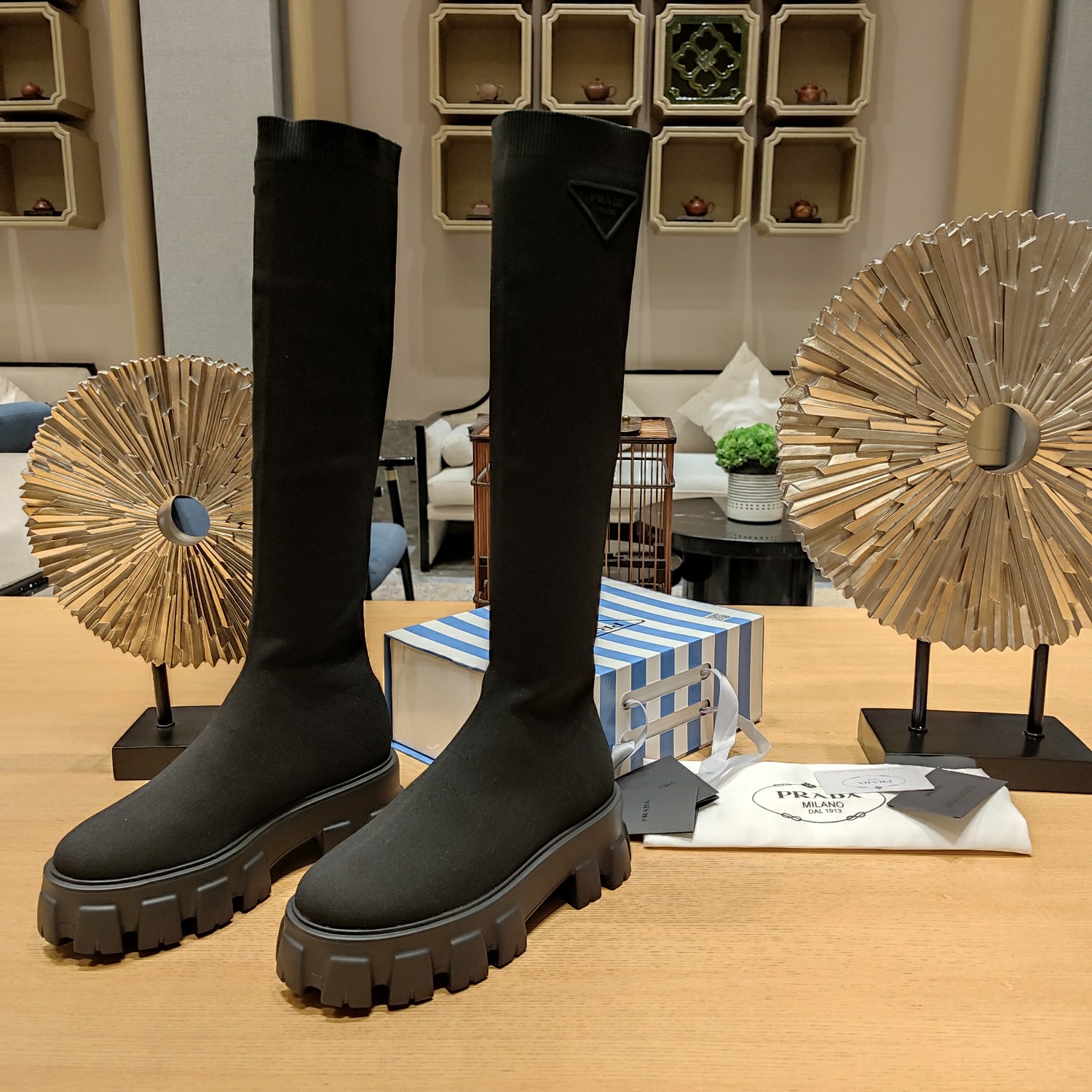 NO:543376,(The highest version of top packaging) PRADA 2025 Prada autumn and winter single model, the highly anticipated {warm} leg slimming artifact is unveiled! The only braided version in the city that achieves the original thickened, high density and high elasticity. 18-inch mid-tube —————————————————————————————————————————————————————————————————————————————————————————————————————————————————————————————————————————————————————————————————————————————————————————————————————————————————————————————————————————————————————————————————————————————————————————————————————————————————————————————————————————————————————————————————————————————————————————————————————————————————————————————————————————————————————————————————————————————————————————————— The original 1:1 open mold TPU large bottom, the new last line has been upgraded and modified, the official latest line, the big bottom is a new version of the molded big bottom, which is different from the old version of the big bottom. Pay attention to the distinction. The 'X-shaped + three-point' bottom is softer and lighter, and the style continues Prada's usual pedal shape, soft and elastic and easy to walk and has a certain thickness! Logo logo black drop glue injection molding on the outside of the boot barrel, fashionable and versatile nice item, high-quality mixed-bred sheepskin inner lining and match the original classic triangle logo embroidery logo, the letters feel the concave and convex and proportion are exactly the same as the original version, the top version, do not discuss it with the low-end. Heel height 6.5.cm. On sale in stock Size: 35-39 (34,40 41 42 customized, no return or exchange) Exclusive white high-end original magnet box packaging accessories. Material Flying wool tube pure mechanical design knitting, one-time molding. Uniform single-piece single-piece, boot toe sheepskin. Exclusive 25-year blue striped counter member limited magnet box packaging accessories. 'Multi-color series, all official colors can be made', boots, prada, prada, boots, sheepskin19860909(顶级包装配套最高版本) PRADA 2025普拉达秋冬爆单款,万众期待的｛保暖｝瘦腿神器横空出世！全市唯一做到原版加厚、高密度、高弹力的编织版本. 18寸中筒 ————————————————— 太古汇港币4850购置原版鞋,历经数月拆卸开模设计,重磅制出今年的飞织毛线筒弹力短靴、中筒靴和过膝长靴.高密度的编织袜工艺制作加齿轮厚底既给增高带来一定程度,又保证了穿着舒适度,按足原版鞋复刻原滋原味.今年又是P家对于矮个子女生的福利,高挑美女的瘦腿神器了. 原版1:1开模TPU大底,新款楦型线条升级修改,官方最新线条,大底是新版成型大底,与老版的大底有所区别,注意区分,底部“X形+三点”大底更加柔软轻便,款式延续了普拉达一贯的一脚蹬形状,软弹好走且有一定厚度！ Logo标识黑色滴胶注塑于靴筒外侧,时髦百搭nice单品, 上等混种羊皮内裡和搭配原版经典三角形标识绣标,字母触感凹凸感与比例完全原版一致,顶级版本,勿与低端论之. 跟高6.5.cm. 现货发售 Size: 35-39（34,40 41 42订做不退换） 独家白色高端原版磁铁大盒包装配件. 材料 飞织毛线筒纯机械设计编织,一次成型.统一筒身单裡制作,靴头内里羊皮. 独家25年蓝色条纹专柜会员限量磁铁盒包装配件. “多色系,官方所有颜色均可制作”,靴子,prada,prada,boots,sheepskin,Women's Shoes