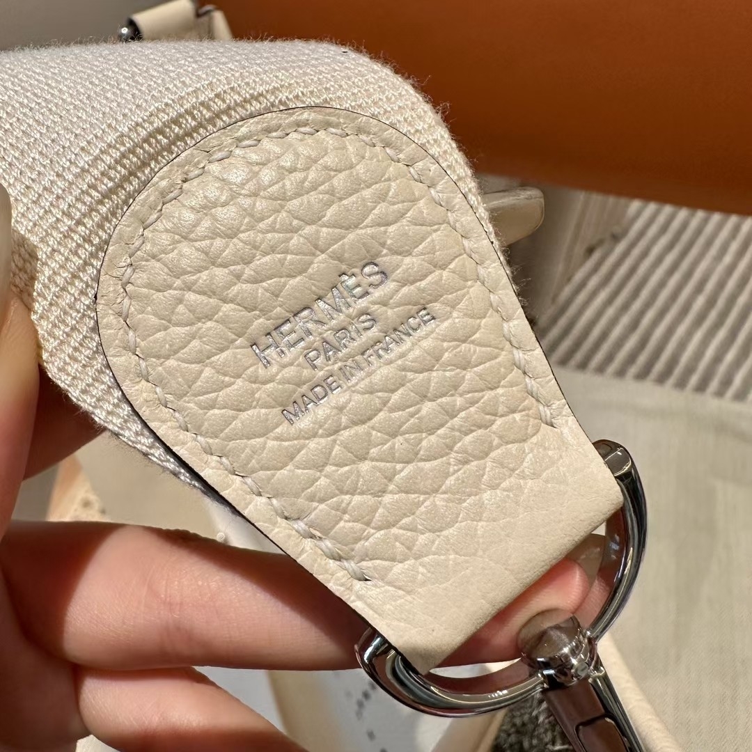 Hermès Evelyne 29cm Craie Clemence Leather Silver Hardware Crossbody Bag 7 a1692286093315 2743