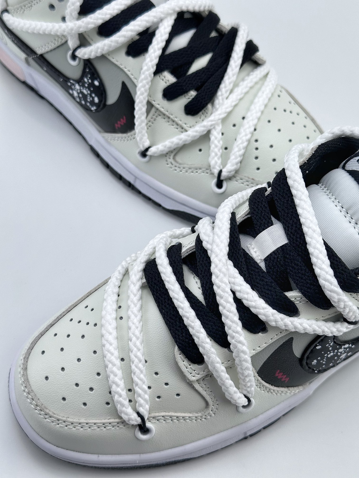 NIKE SB Dunk Low Panda Mischief DD1391-100