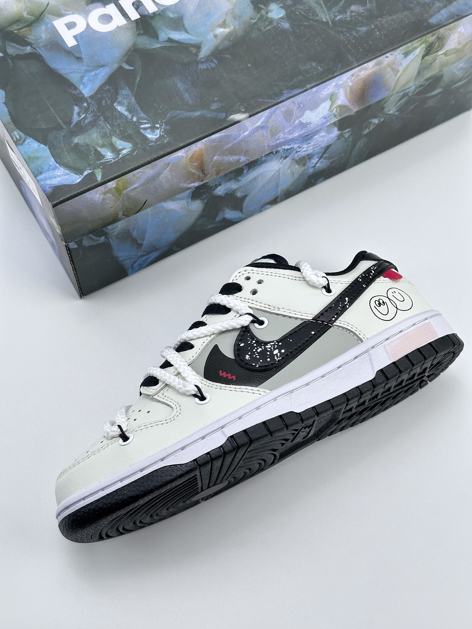 NIKE SB Dunk Low Panda Mischief DD1391-100