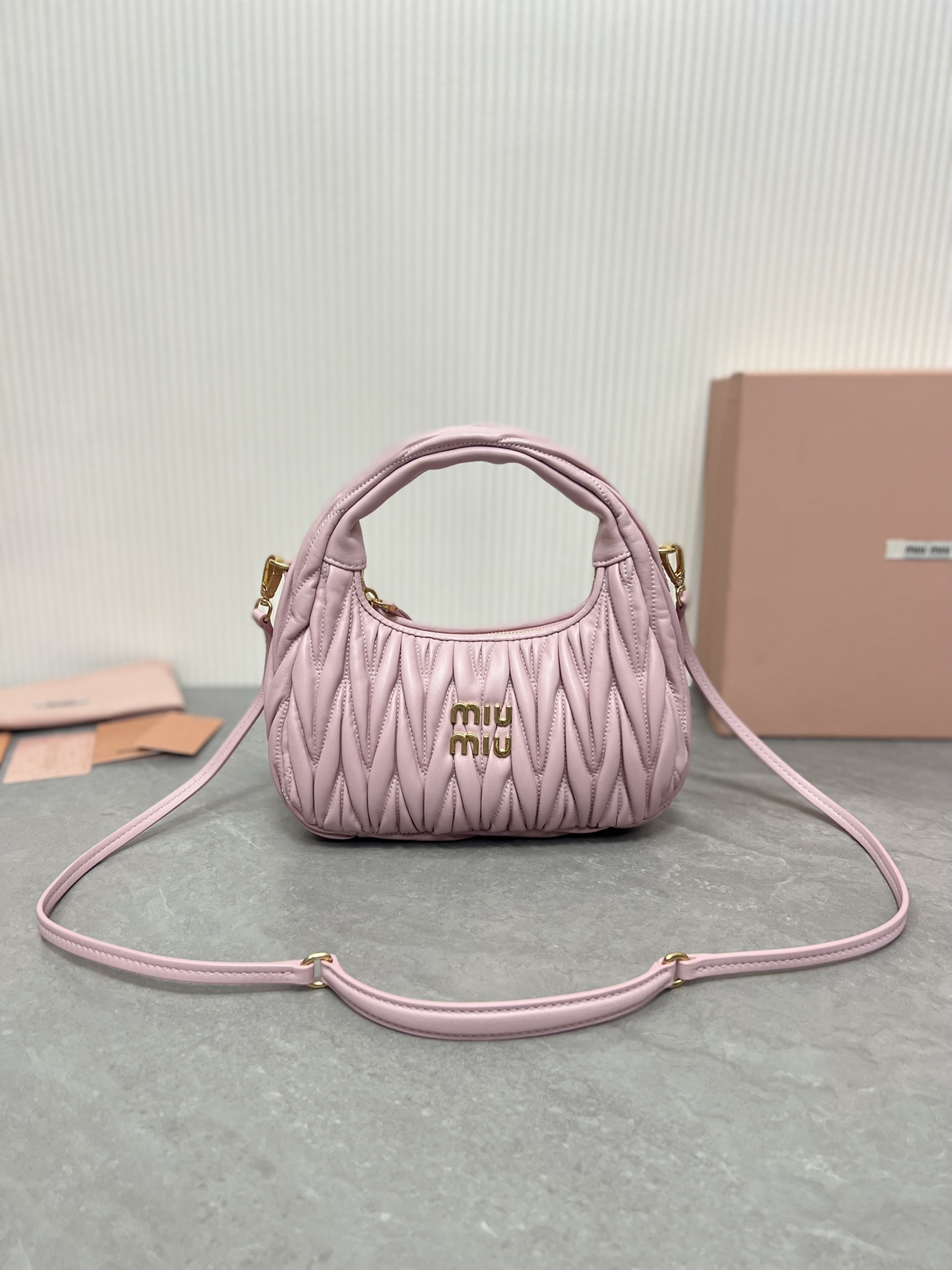 NO:198846,Genuine grade M home color 5BC125MiuMiu new MiuWander handbag, using imported lambskin classic brand iconic Matelasse texture embroidery, retro matte hardware, using round and lonely curves, retaining the playful feeling it should have. The overall shape of the bag is firm and stylish, full of personality, sweet or salty, and the capacity is shiny. Almost everyone has one of the major fashion owners, size 23X13X7cm with original packaging, MIUMIU, miumiu, sheepskin19860909正品级M家 色 5BC125MiuMiu新品MiuWander手袋,采用进口小羊皮经典品牌标志性Matelasse纹理绣花,复古磨砂五金,利用圆孤的曲线,保留了应有的俏皮感,包型整体硬挺有型,充满个性,可甜可盐,容量可光,各大时尚搏主几乎人手一个,尺寸23X13X7cm 配原版包装,MIUMIU,miumiu,sheepskin,Bag