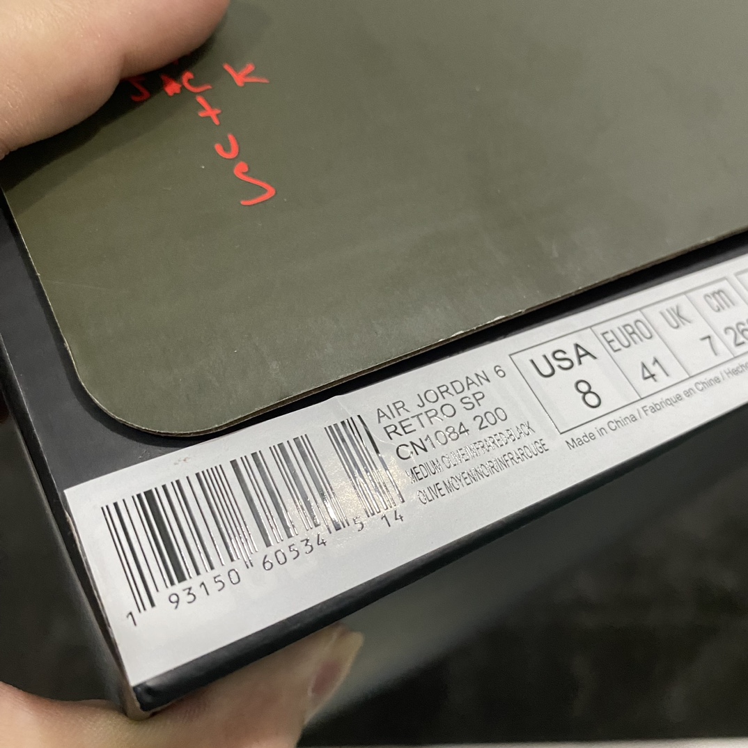 图片[9]-【OG纯原】Travis Scott x Air Jordan 6 AJ6 TS复古文化篮球鞋“军绿夜光鬼脸” CN1084-200nAJ6军绿口袋 顶级细节多双原鞋拆解开发 进口麂皮皮料立体公整口袋 原厂后跟刺绣 饱满粗细同步 区分市面过细刺绣 原厂锁扣配件按压回弹声音清脆 原厂定型 后跟完美效果 无各种添加操作 全新正确细节 正确3M反光夜光大底  尺码：40 40.5 41 42 42.5 43 44 44.5 45 46 47.5-莆田鞋批发中心