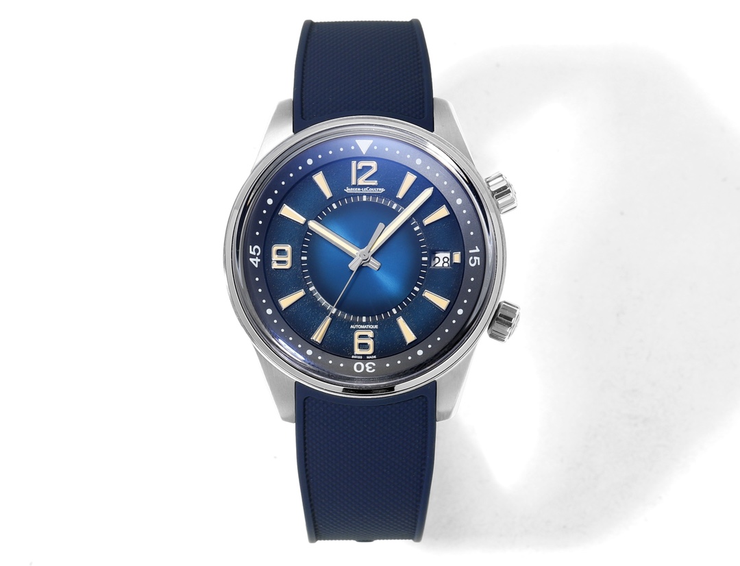 NO:727030,The Jaeger-LeCoultre Beichen series calendar watch has a very modern double-handle design, with elegant yet sporty smooth lines. It is profound and elegant, yet extraordinary. [Case] Watch size 42X13.1mm  The classic and capable watch case is polished by hand, with brushed sides and polished edges. The craftsmanship and processes are consistent with genuine products. The bottom cover is also engraved with Jaeger-LeCoultre-style diving clothing and engraved patterns. [Movement] A slim and stable movement modified from JCL.8  99A/1 movement. The thickness and function are both correct, perfectly restoring the authentic experience. [Strap buckle] Natural rubber strap, thin, long and soft, enough to wrap around the wrist, matched with Jaeger-LeCoultre original buckle.,,jaeger-lecoultre19860909积家北宸系列日历型腕表,极具现代气息的双把设计,搭配优雅而不失运动风格的流利线条.深邃雅然,不失非凡.【表壳】腕表尺寸42X13.1mm 经典干练的表壳采用纯手工打磨,侧面拉丝处理、边缘抛光,工艺和工序均吻合正品,底盖同样刻有颇具积家风格的潜水服装,雕刻饰纹.【机芯】采用纤薄稳定的机芯改JCL.899A/1型机芯.厚度功能两不误,完美还原正品体验.【表带扣】天然橡胶表带,薄而长且柔软,足以缠绕贴合手腕,搭配积家原装表扣.,,jaeger-lecoultre,Watch