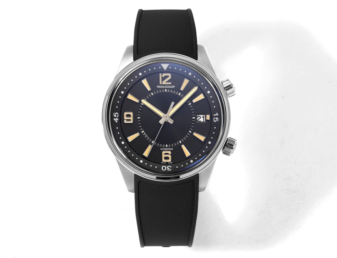 NO:727026,BLS produces the Jaeger-LeCoultre Beichen series calendar watch, which has a very modern double-handle design and elegant yet sporty smooth lines. It is profound and elegant, yet extraordinary. [Case] Watch size 42X13.1mm  The classic and capable watch case is polished by hand, with brushed sides and polished edges. The craftsmanship and processes are consistent with genuine products. The bottom cover is also engraved with Jaeger-LeCoultre-style diving clothing and engraved patterns. [Movement] A slim and stable movement modified from JCL.8  99A/1 movement. The thickness and function are both correct, perfectly restoring the authentic experience. [Strap buckle] Natural rubber strap, thin, long and soft, enough to wrap around the wrist, matched with Jaeger-LeCoultre original buckle.,,jaeger-lecoultre19860909BLS出品积家北宸系列日历型腕表,极具现代气息的双把设计,搭配优雅而不失运动风格的流利线条.深邃雅然,不失非凡.【表壳】腕表尺寸42X13.1mm 经典干练的表壳采用纯手工打磨,侧面拉丝处理、边缘抛光,工艺和工序均吻合正品,底盖同样刻有颇具积家风格的潜水服装,雕刻饰纹.【机芯】采用纤薄稳定的机芯改JCL.899A/1型机芯.厚度功能两不误,完美还原正品体验.【表带扣】天然橡胶表带,薄而长且柔软,足以缠绕贴合手腕,搭配积家原装表扣.,,jaeger-lecoultre,Watch