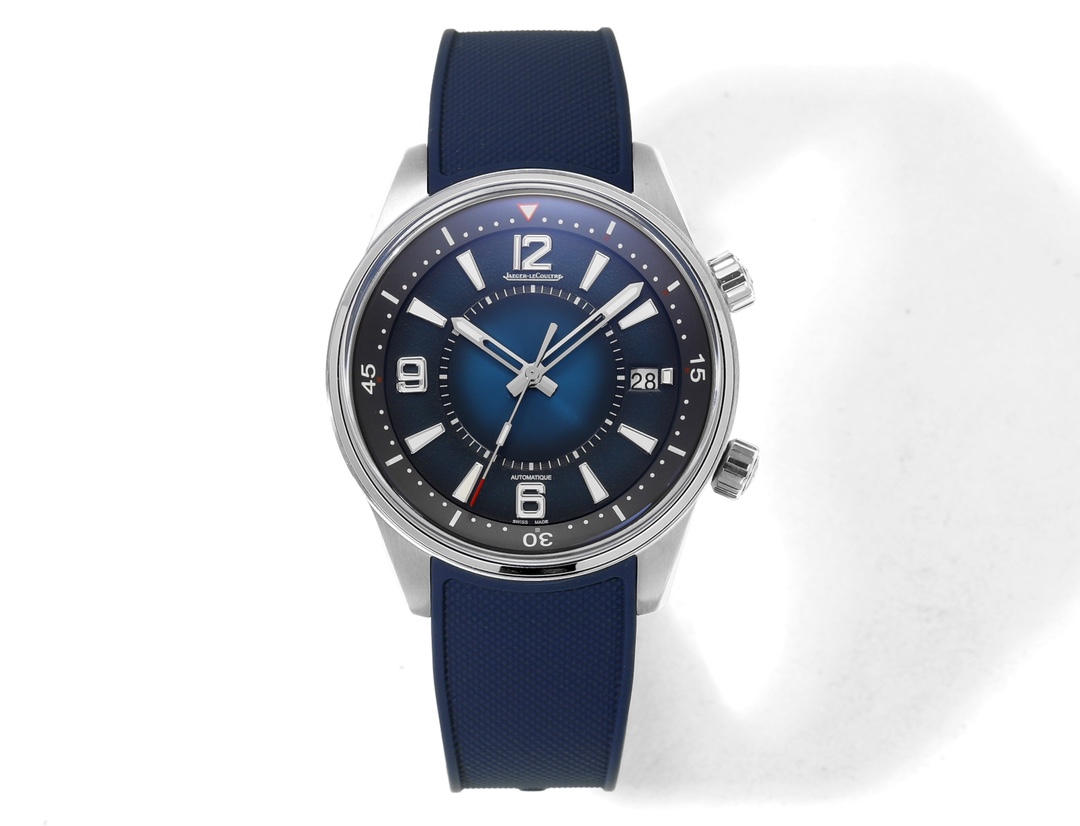 NO:727036,The Jaeger-LeCoultre Beichen calendar watch produced by BLS can attract your eager hearts - the gradient blue Beichen is here  BLS purchased the original and disassembled it to ensure that the paint color of each letter reaches 95% to restore the authenticity. It is the first company in the market to use a gradient blue paint dial and a sun-ray pattern sapphire crystal glass. [Movement] Use a slim and stable movement modified JCL.899  /1 type movement. The thickness and function are both correct, perfectly restoring the authentic experience. A very modern double handle design, with elegant yet sporty smooth lines. Deep and elegant, yet extraordinary. [Case] Watch size 42X13.92mm  The classic and capable watch case is polished by hand, with brushed sides and polished edges. The craftsmanship and process are consistent with the original. The bottom cover is fixed by four slotted screws. The Jaeger-LeCoultre logo and watch number on the bottom cover are hollowed out delicately and profoundly, allowing you to see the beauty of the movement at a glance. [Strap Buckle] The natural rubber strap is thin, long and soft enough to wrap around the wrist and is matched with the original Jaeger-LeCoultre buckle.,,jaeger-lecoultre19860909BLS出品积家北辰日历型腕表,更能吸引你们蠢蠢欲动的心——渐变蓝北辰来了 BLS购置原装拆解,确保每个字面漆面颜色达到95还原正品,市场首家采用渐变蓝色漆面表盘,太阳放射状饰纹蓝宝石水晶玻璃.【机芯】采用纤薄稳定的机芯改JCL.899/1型机芯.厚度功能两不误,完美还原正品体验.极具现代气息的双把设计,搭配优雅而不失运动风格的流利线条.深邃雅然,不失非凡.【表壳】腕表尺寸42X13.92mm 经典干练的表壳采用纯手工打磨,侧面拉丝处理、边缘抛光,工艺和工序鑫均吻合正品,底盖由四颗一字口螺丝固定,底盖上的积家标志以及手表编号都镂空细腻深刻,一眼就让您见到机芯的美.【表带扣】天然橡胶表带,薄而长且柔软,足以缠绕贴合手腕,搭配积家原装表扣.,,jaeger-lecoultre,Watch