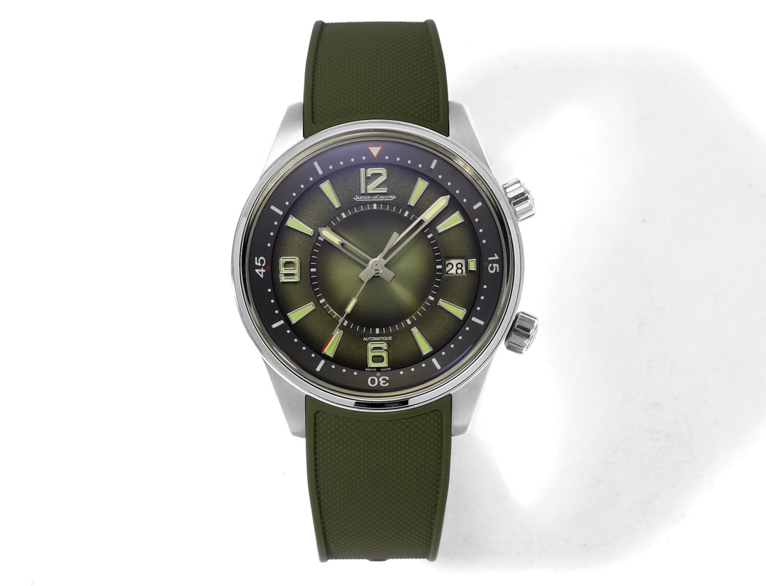 NO:727047,The Jaeger-LeCoultre Beichen calendar watch produced by BLS can attract your eager hearts - the gradient green Beichen is here  BLS purchased the original and disassembled it to ensure that the paint color of each letter reaches 95% to restore the authenticity. It is the first in the market to use a gradient green paint dial and a sun-ray pattern sapphire crystal glass. [Movement] Use a slim and stable movement modified JCL.899  /1 type movement. The thickness and function are both correct, perfectly restoring the authentic experience. A very modern double handle design, with elegant yet sporty smooth lines. Deep and elegant, yet extraordinary. [Case] Watch size 42X13.92mm  The classic and capable watch case is polished by hand, with brushed sides and polished edges. The craftsmanship and process are consistent with the original. The bottom cover is fixed by four slotted screws. The Jaeger-LeCoultre logo and watch number on the bottom cover are hollowed out delicately and profoundly, allowing you to see the beauty of the movement at a glance. [Strap Buckle] The natural rubber strap is thin, long and soft enough to wrap around the wrist and is matched with the original Jaeger-LeCoultre buckle.,,jaeger-lecoultre19860909BLS出品积家北辰日历型腕表,更能吸引你们蠢蠢欲动的心——渐变绿北辰来了 BLS购置原装拆解,确保每个字面漆面颜色达到95还原正品,市场首家采用渐变绿色漆面表盘,太阳放射状饰纹蓝宝石水晶玻璃.【机芯】采用纤薄稳定的机芯改JCL.899/1型机芯.厚度功能两不误,完美还原正品体验.极具现代气息的双把设计,搭配优雅而不失运动风格的流利线条.深邃雅然,不失非凡.【表壳】腕表尺寸42X13.92mm 经典干练的表壳采用纯手工打磨,侧面拉丝处理、边缘抛光,工艺和工序鑫均吻合正品,底盖由四颗一字口螺丝固定,底盖上的积家标志以及手表编号都镂空细腻深刻,一眼就让您见到机芯的美.【表带扣】天然橡胶表带,薄而长且柔软,足以缠绕贴合手腕,搭配积家原装表扣.,,jaeger-lecoultre,Watch