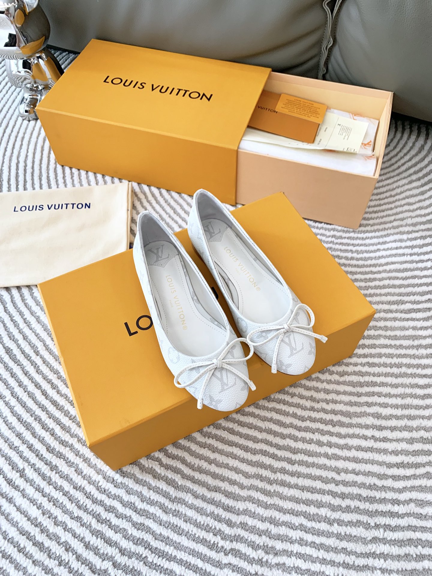 NO:437347,LV Donkeys' 25 Spring New Popi Series Flat Bow Ballet Shoes Used to Bob Patent Leather to complete the Donkeys' personal interpretation of classic design. Monogram nylon and leather bows are derived from the autumn and winter show. Monogram printed lining traces Greek and Roman cultural relics, showing the creative cooperation between Nicolas Ghesquière and Italian Fornasetti Art Studio. Genuine leather soles 34-42 (34, 41, 42 custom made without return), single shoes, louis vuitton, louis vuitton, louis vuitton19860909LV驴家25年春季新款Popi 系列平底蝴蝶结芭蕾舞鞋 采用牛漆皮完成驴家对经典设计的个性诠释.Monogram 尼龙及皮革蝴蝶结源自 秋冬秀场,Monogram 印花内衬回溯希腊及罗马文物,展现 Nicolas Ghesquière 与意大利 Fornasetti 艺术工作室的创意合作.真皮底 34-42（34、41、42订做不退换）,单鞋,louis vuitton,louis vuitton,louis vuitton,Women's Shoes