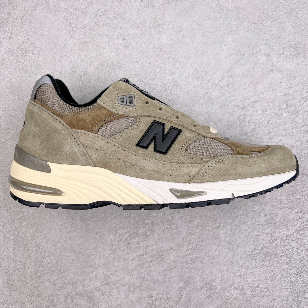 ＃ZC总裁 JJJound x New Balance NB991 第一代总统复古慢跑鞋 联名灰色 正确3M反光细节 原楦原纸版开发 正确6层组合底模精密开发 后跟透明TPU水晶装饰条稳固 沿用了引以为傲的跑鞋手工技艺 采用猪皮绒面并包裹局部透气网面的鞋身设计 菱网鞋舌上刻有New Balance USA 鞋面依旧身着经典的大热之灰 彰显了其高端的品质身份 尺码：36 37 37.5 38 38.5 39 40 40.5 41.5 42 42.5 43 44 44.5 45 46.5-选品中心