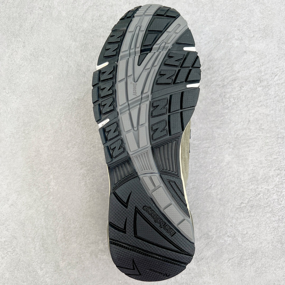 图片[9]-＃ZC总裁 JJJound x New Balance NB991 第一代总统复古慢跑鞋 联名灰色 正确3M反光细节 原楦原纸版开发 正确6层组合底模精密开发 后跟透明TPU水晶装饰条稳固 沿用了引以为傲的跑鞋手工技艺 采用猪皮绒面并包裹局部透气网面的鞋身设计 菱网鞋舌上刻有New Balance USA 鞋面依旧身着经典的大热之灰 彰显了其高端的品质身份 尺码：36 37 37.5 38 38.5 39 40 40.5 41.5 42 42.5 43 44 44.5 45 46.5-选品中心