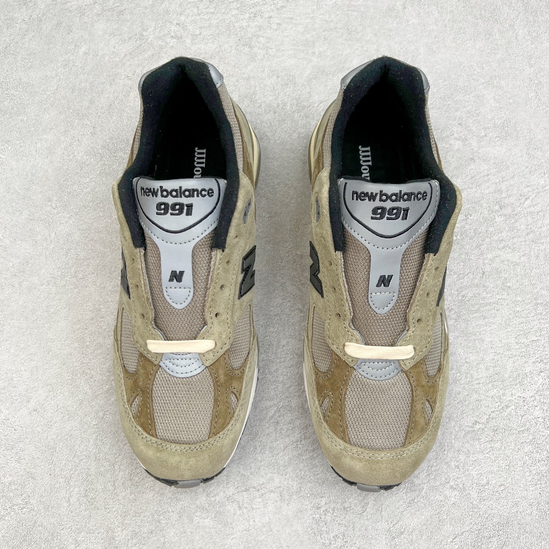 图片[2]-＃ZC总裁 JJJound x New Balance NB991 第一代总统复古慢跑鞋 联名灰色 正确3M反光细节 原楦原纸版开发 正确6层组合底模精密开发 后跟透明TPU水晶装饰条稳固 沿用了引以为傲的跑鞋手工技艺 采用猪皮绒面并包裹局部透气网面的鞋身设计 菱网鞋舌上刻有New Balance USA 鞋面依旧身着经典的大热之灰 彰显了其高端的品质身份 尺码：36 37 37.5 38 38.5 39 40 40.5 41.5 42 42.5 43 44 44.5 45 46.5-选品中心