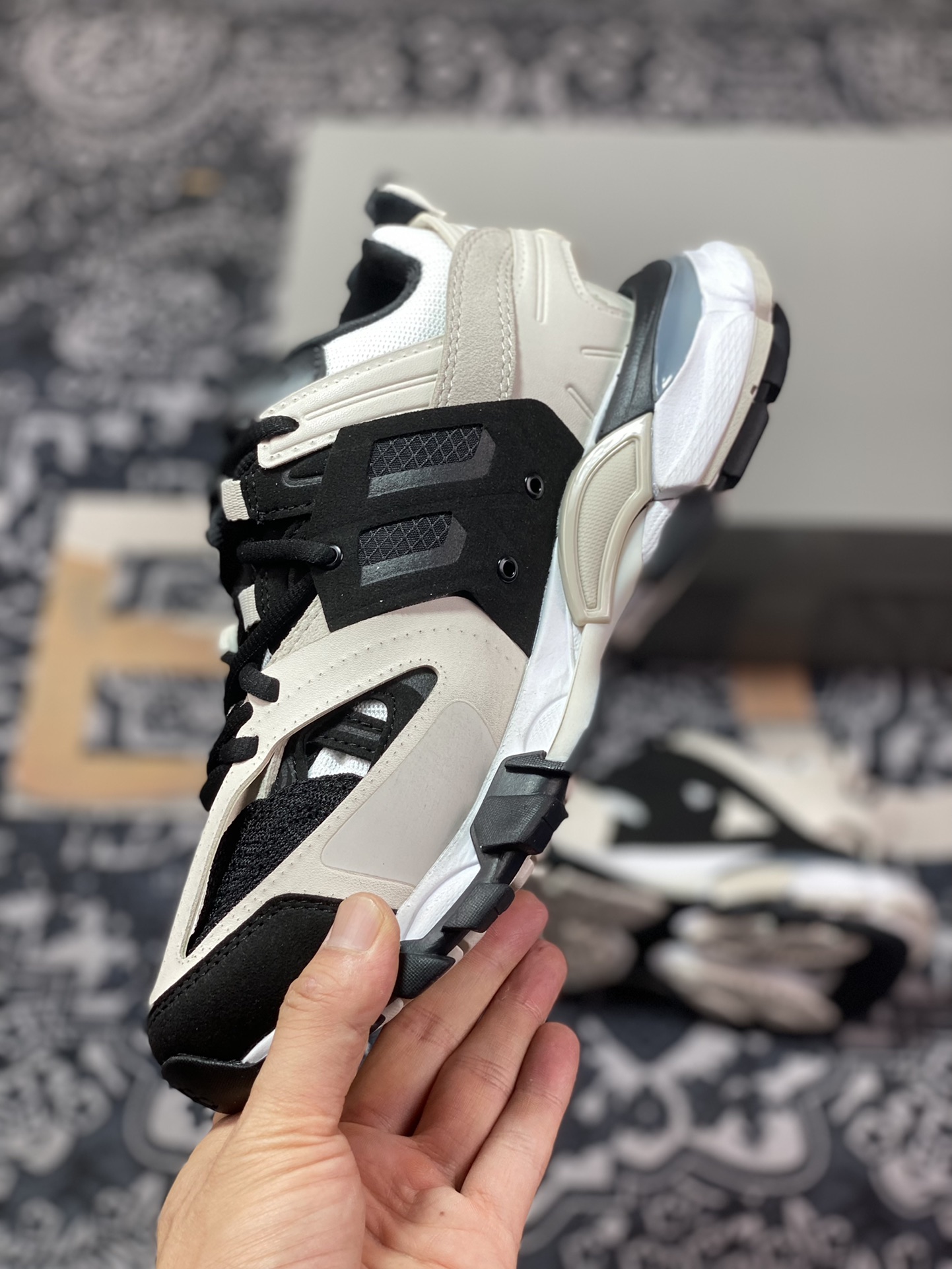 480 巴黎世家BALENCIAGA Track Trainers 3.0代复古野跑姥爹慢跑鞋“黑白浅沙灰”542436 W3SU5 9791