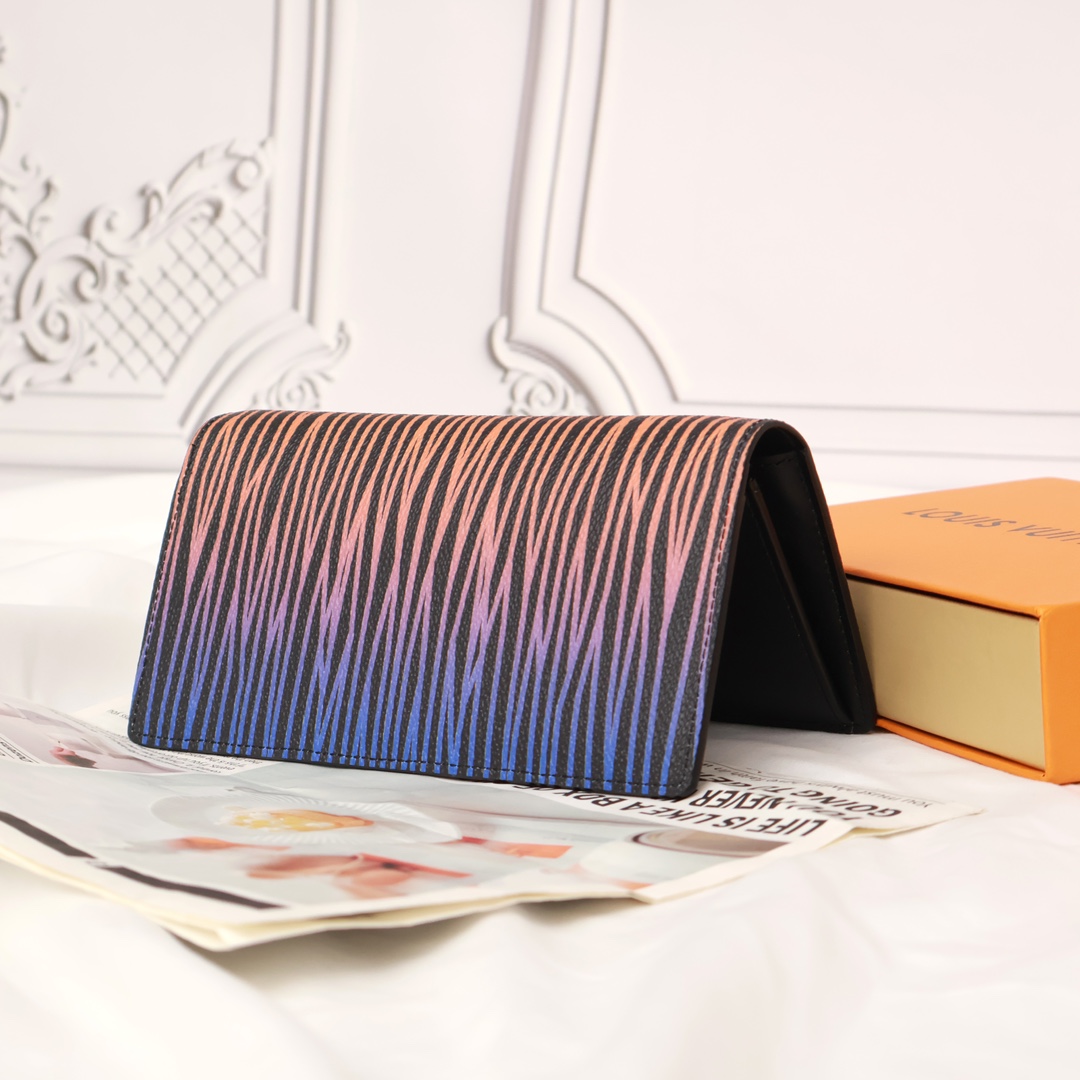 Leather bifold wallet RFID protection