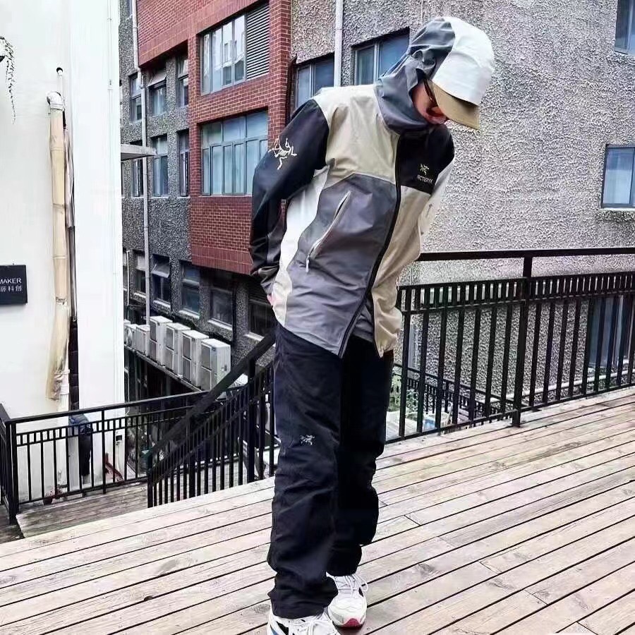 。 Beams x Arcteryx 拼色刺绣始祖鸟冲锋衣 连帽硬壳夹克外套刘雯 李现 井柏然 各路男神