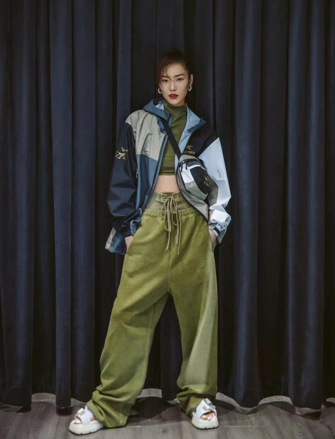 。 Beams x Arcteryx 拼色刺绣始祖鸟冲锋衣 连帽硬壳夹克外套刘雯 李现 井柏然 各路男神