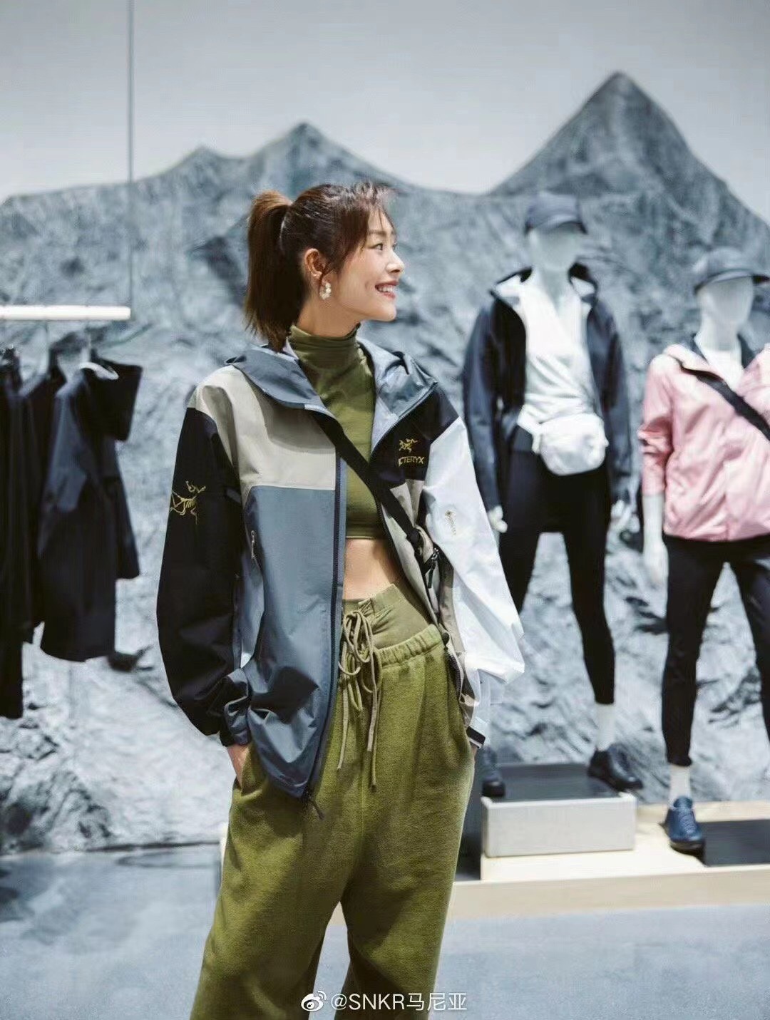 。 Beams x Arcteryx 拼色刺绣始祖鸟冲锋衣 连帽硬壳夹克外套刘雯 李现 井柏然 各路男神