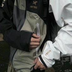 。 Beams x Arcteryx 拼色刺绣始祖鸟冲锋衣 连帽硬壳夹克外套刘雯 李现 井柏然 各路男神 。 Beams x Arcteryx 拼色刺绣始祖鸟冲锋衣 连帽硬壳夹克外套刘雯 李现 井柏然 各路男神