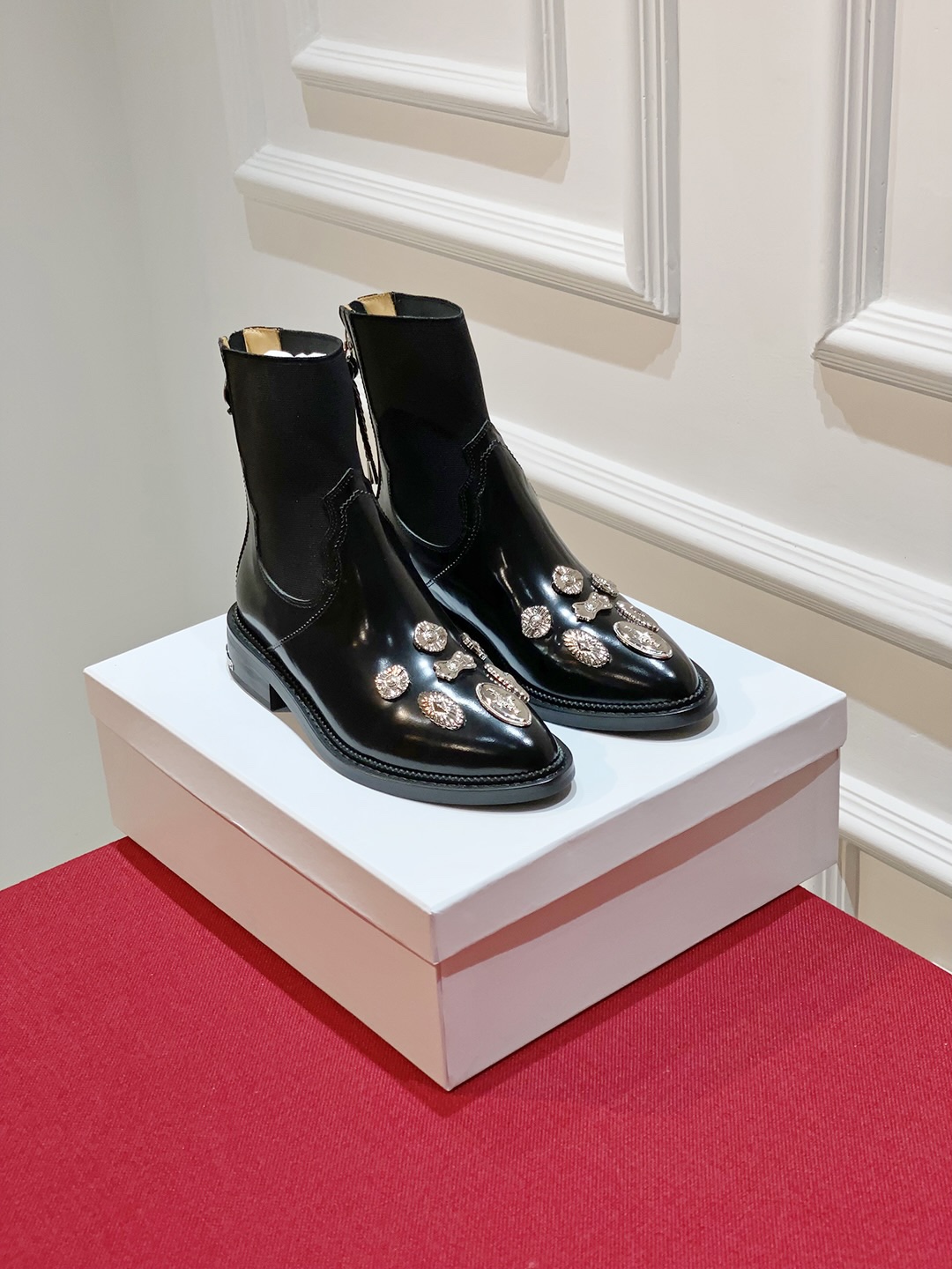2023 Fall/Winter Toga Pulla Chelsea Badge Boots: Stylish and Comfortable Essentials