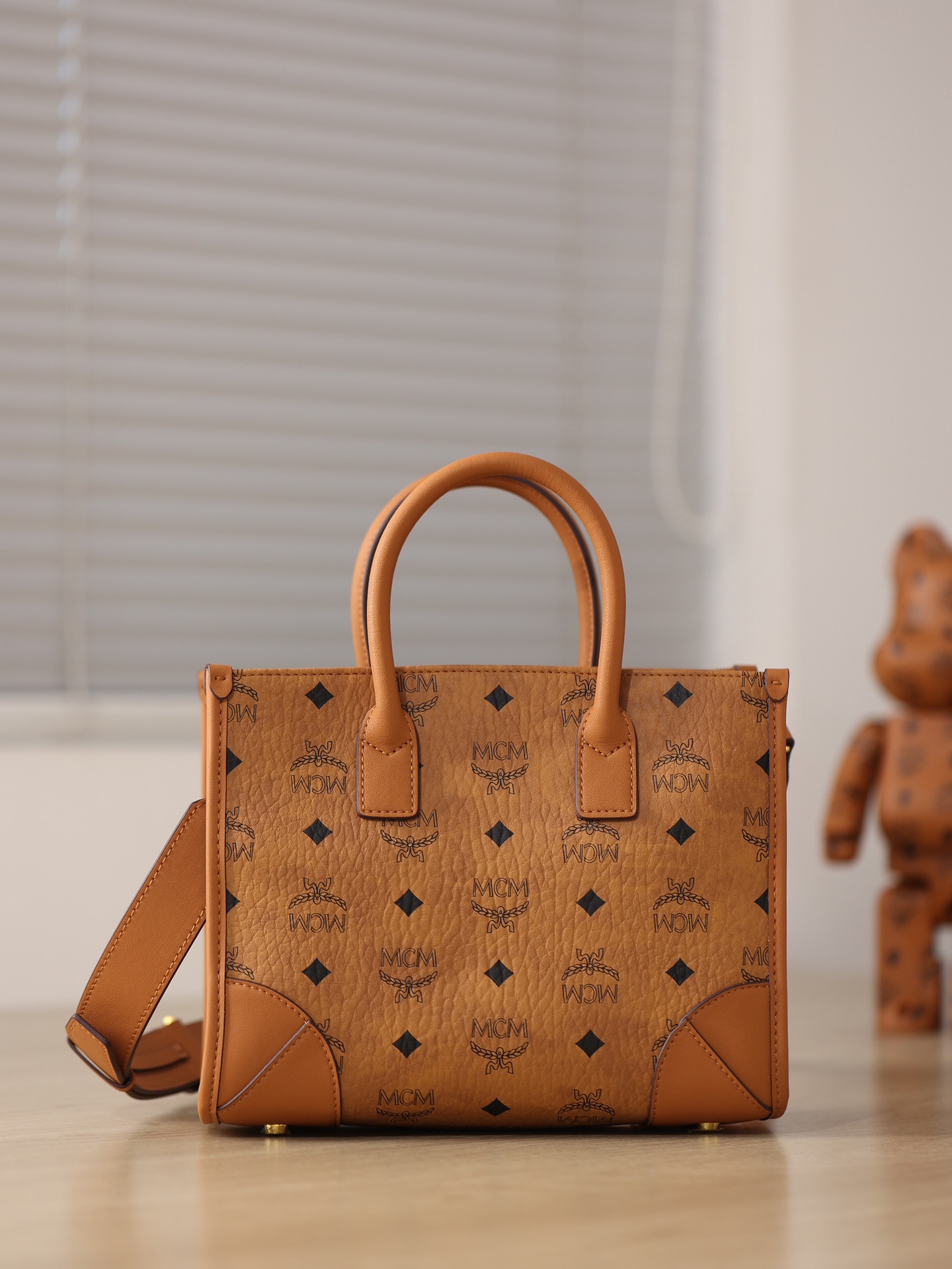 Top quality 💐 tote bag small size [exclusive real shot]. This small size München handbag embodies the immortal spirit of the Bavarian capital. Designed with the concept of form follows function, it creates this bag with exquisite contours and expandable delicate interior design with spacious compartments. You can carry this bag in hand with the soft leather handle or use the leather shoulder strap for a refined hands-free function. Dimensions: 11.0 x 24.0 x 19.0 cm. image 1