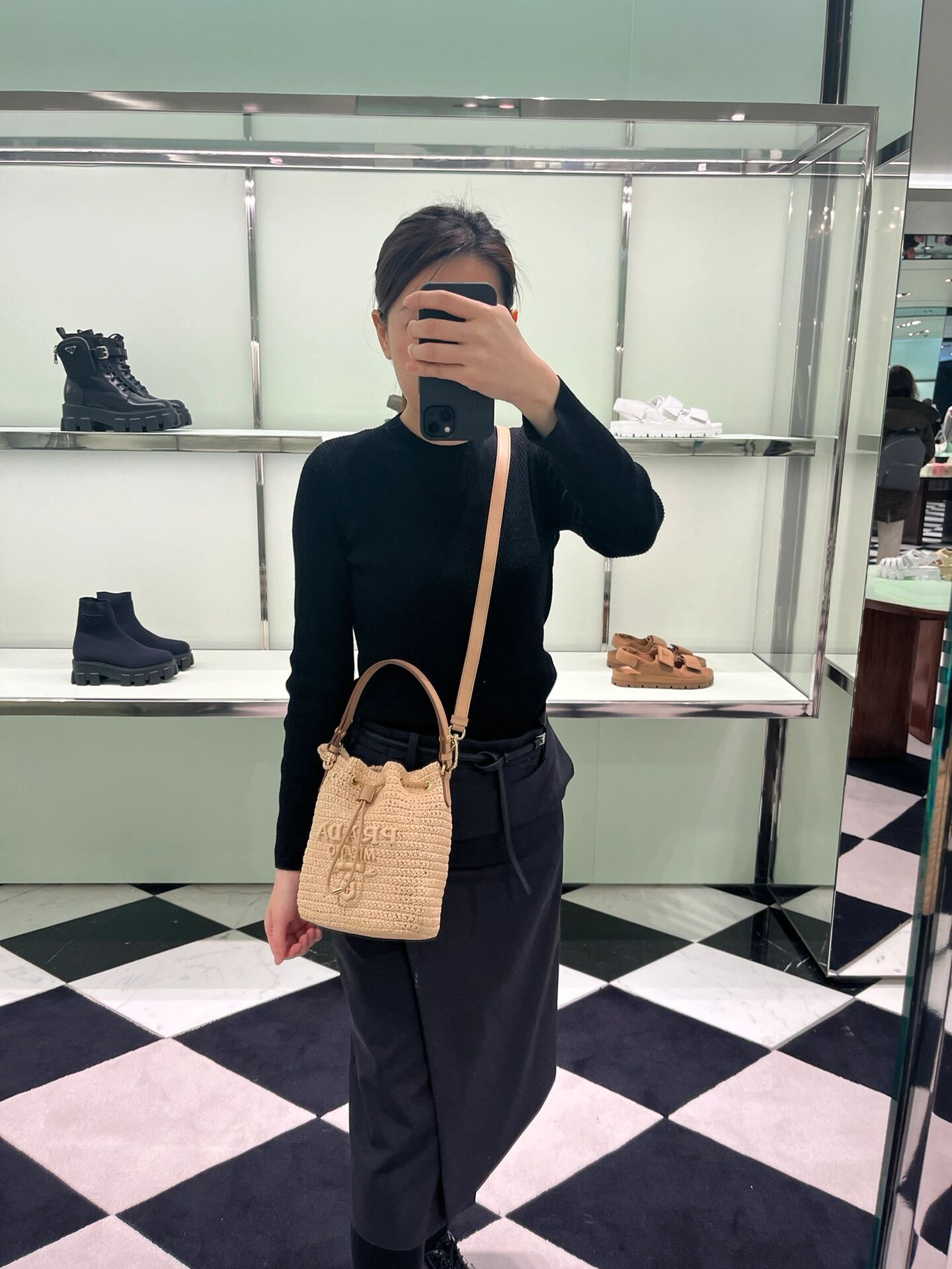 Prada The upper body picture of the counter sister costs more than 20,000 yuan