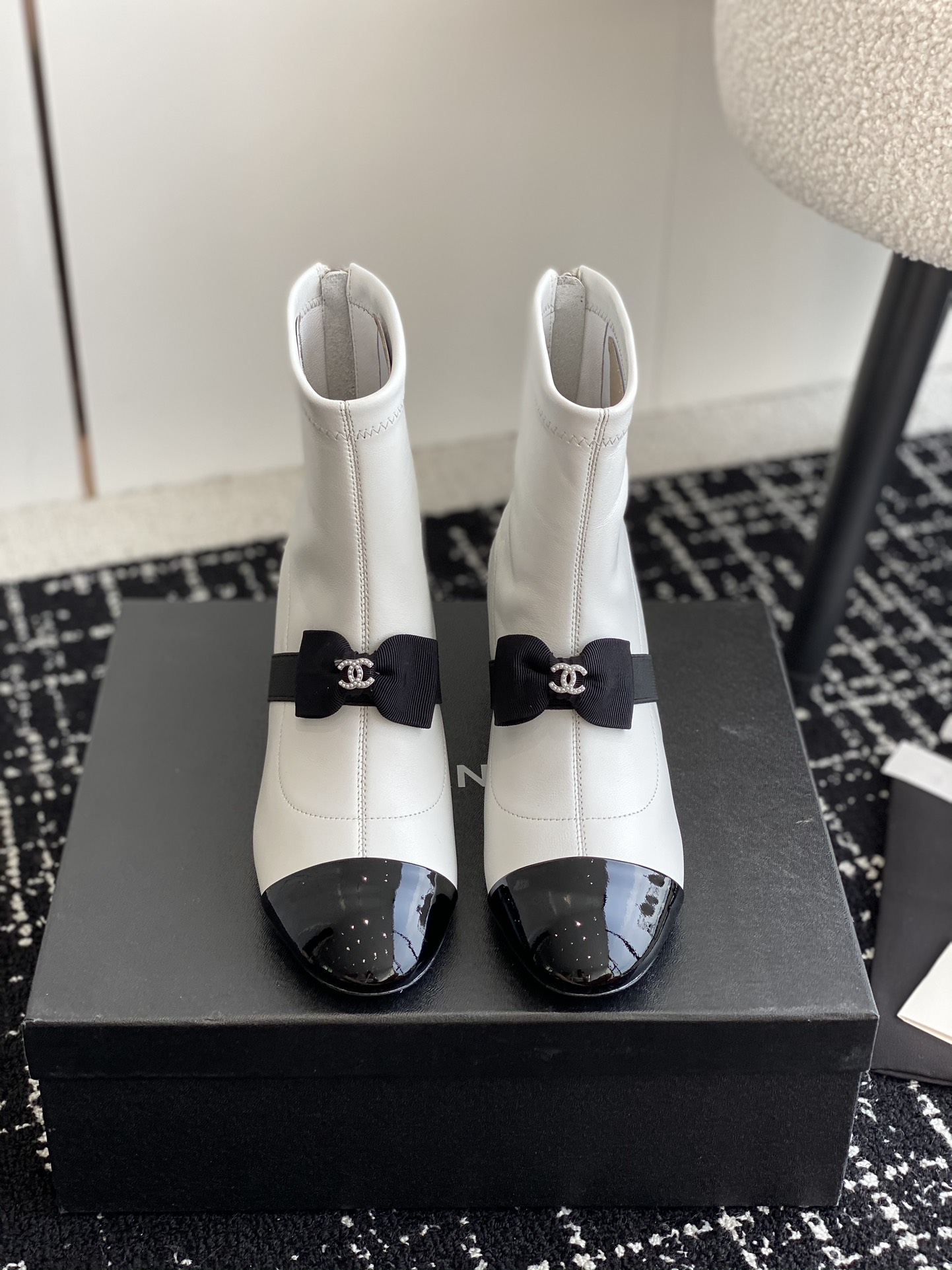 NO:592227,Purchasing agent Chanel's latest SS popular bow Snow White short boots counter [authentic grade] version!  !  White stretch lambskin stitched with black calf patent leather is a leg-slimming artifact that looks amazing on your feet!  Look taller and slimmer. Recommended by many celebrities and major bloggers. Outsole Italian leather outsole Foot pads Imported sheepskin Size#35-41 (40 41 custom-made, non-returnable), boots, chanel, boots, sheepskin, Leather soles19860909代购级 chanel 最新款ss爆款蝴蝶结白雪公主短靴 专柜【正品级】版本！！ 白色弹力小羊皮拼接黑色小牛漆皮 瘦腿神器,上脚很是惊艳的！ 巨显高显瘦.众多明星、各大博主推荐 大底意大利真皮大底 垫脚进口羊皮 Size#35-41（40 41订做不退换),靴子,chanel,boots,sheepskin,Leather soles,Women's Shoes