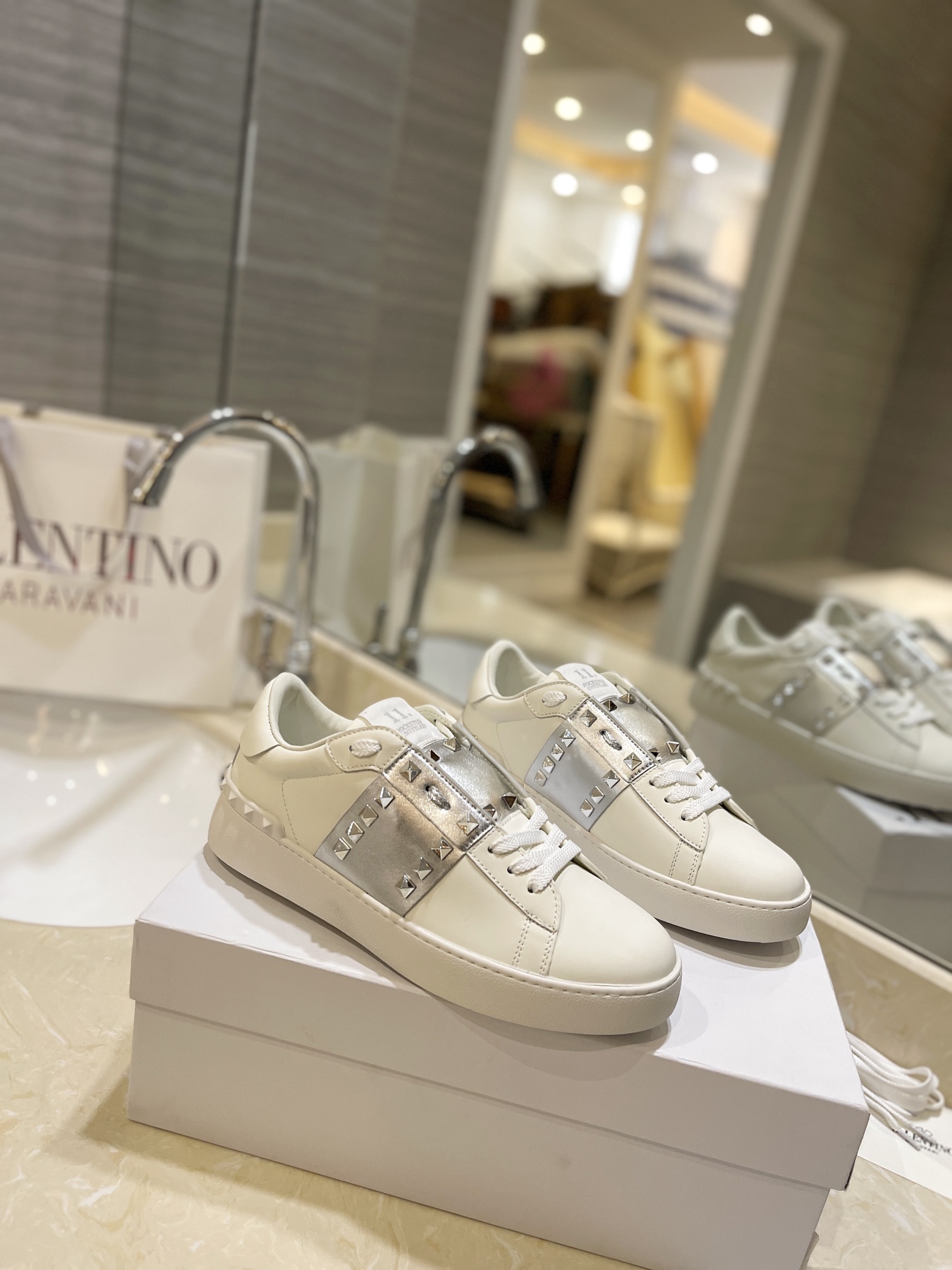 Valentino Garavani Baskets en Cuir de Veau avec Clous Rockstud