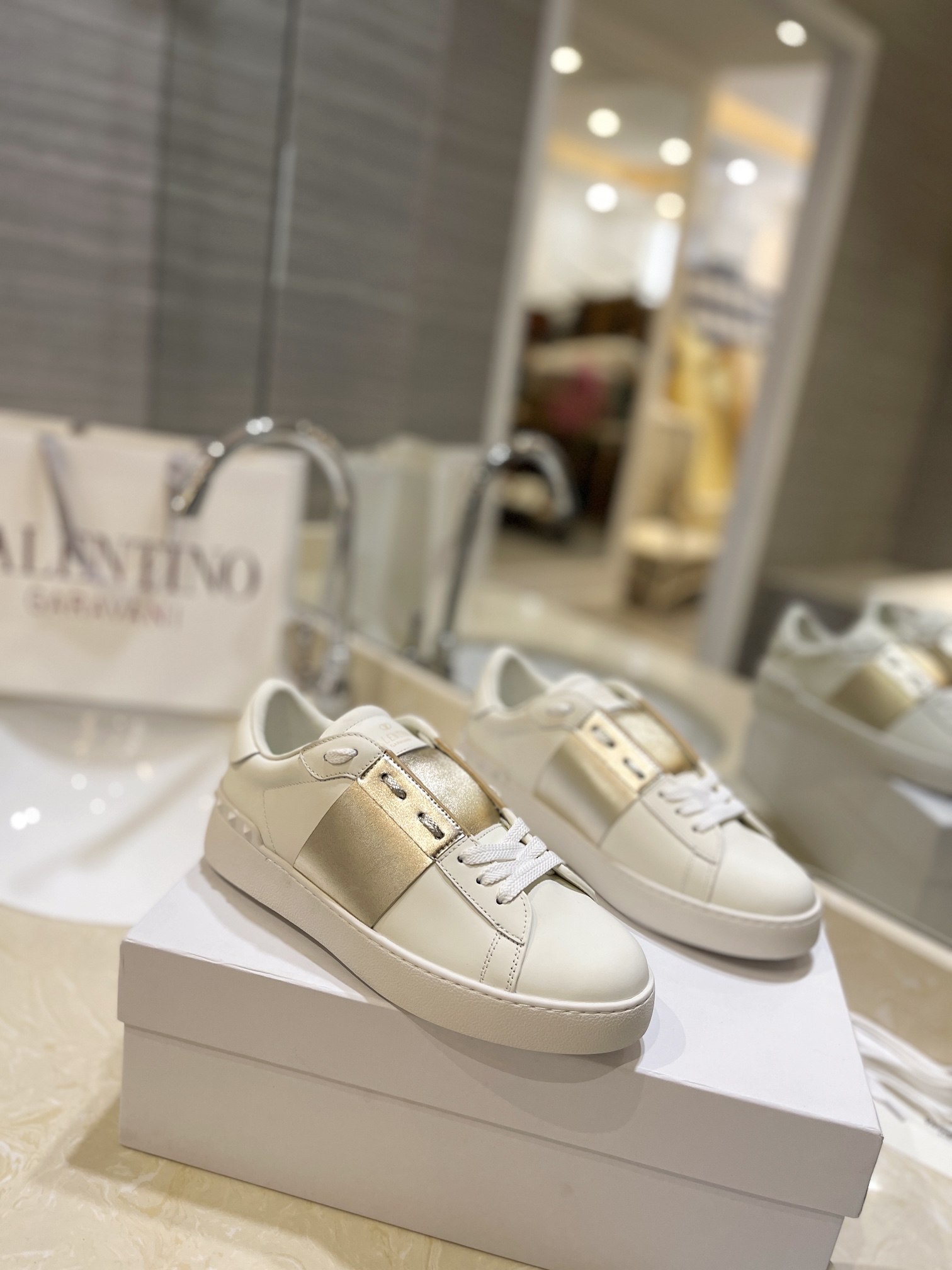Valentino Garavani Sneakers - Wit Leer met Gouden Details - Maat 38-44