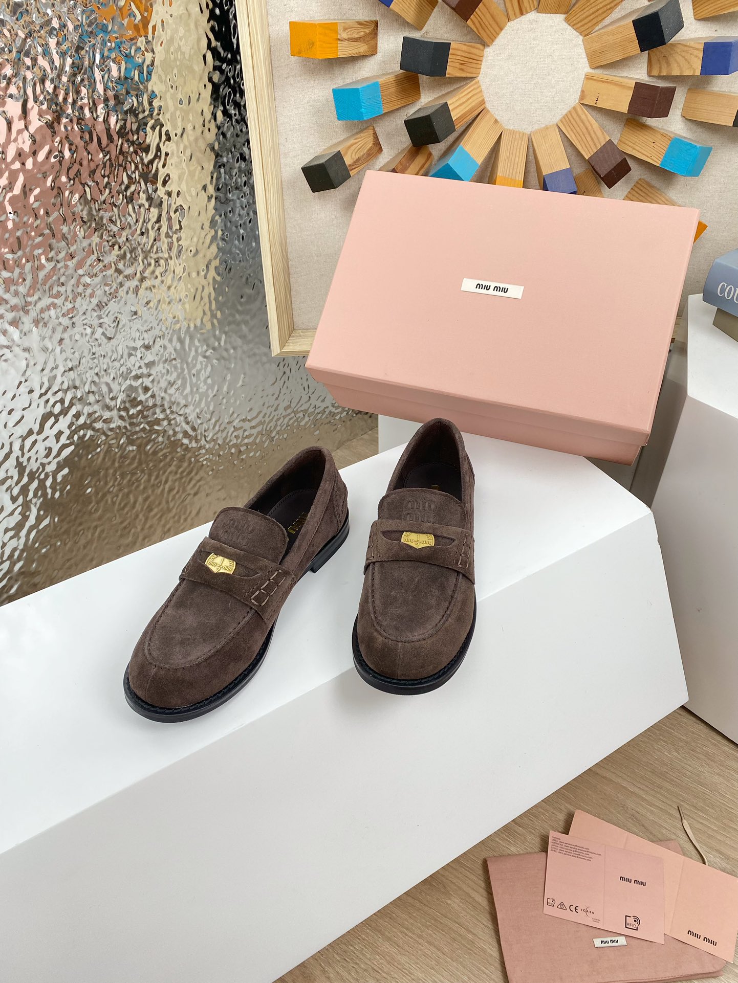 NO:232981,Top quality MiuMiu 25FW catwalk gold coins loafers Miu girls’ new color loafers are here!  This year's retro and old new colors suede material!  Miu is so popular this year!  They are all that kind of old leather. They look super good when worn. Fashion trendsetter. Suede upper, beaded cowhide, outsole, original molded and outsole. Size 35-39 (40 custom made without return or exchange), loafers, miumiu, loafers, cowhide, chamois leather19860909顶级品质 MiuMiu 25FW 走秀金币乐福鞋 Miu女孩们的新色乐福来啦！今年的复古做旧的新色 麂皮材质！今年Miu爆火的不要不要的！都是那种做旧的皮质 穿上超好看 时尚界的弄潮儿 鞋面麂皮 开边珠牛皮 大底原版开模大底 码数35-39（40定制不退换）,乐福鞋,miumiu,loafers,cowhide,chamois leather,Women's Shoes