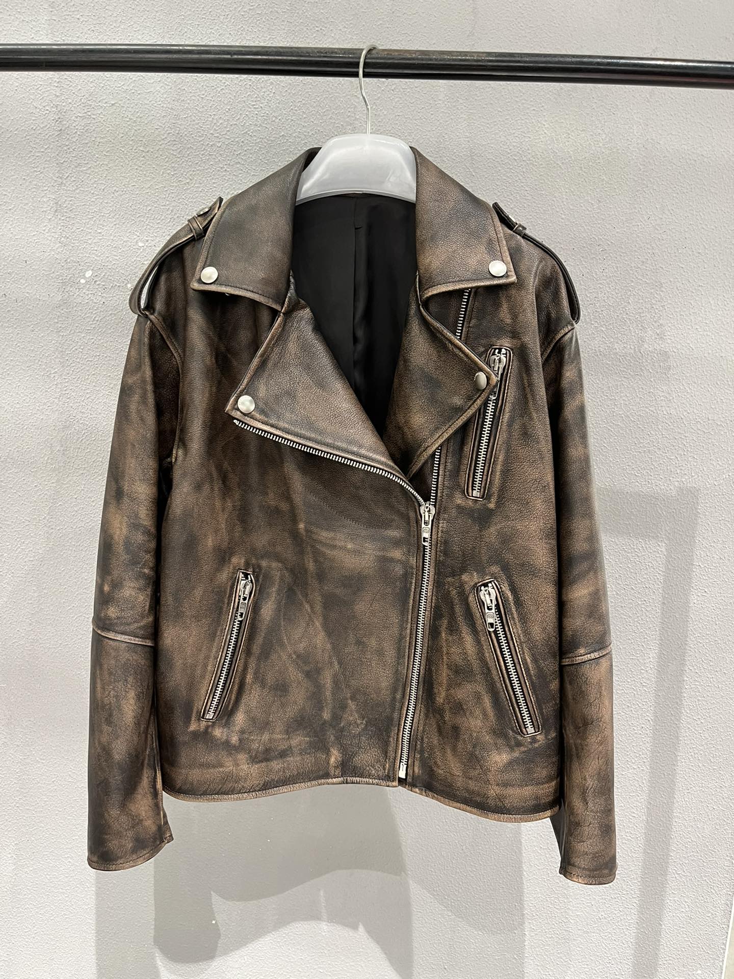 NO:721916,, Balenciaga's retro rubbed sheepskin wide version jacket is very loose and suitable for layering in autumn and winter. The original hardware is matched with a hand-rubbed style, which is super beautiful. Each handmade piece has a different texture. Balenciaga - Clothing, balenciaga, jackets & coats, sheepskin,19860909,巴黎世家复古擦色羊皮大阔版外套,很宽松秋冬叠穿很适合.原版五金搭配手工擦色风格,超级好看,手工每一件纹理不同哦,巴黎世家-服装,balenciaga,jackets & coats,sheepskin,,Women's clothing