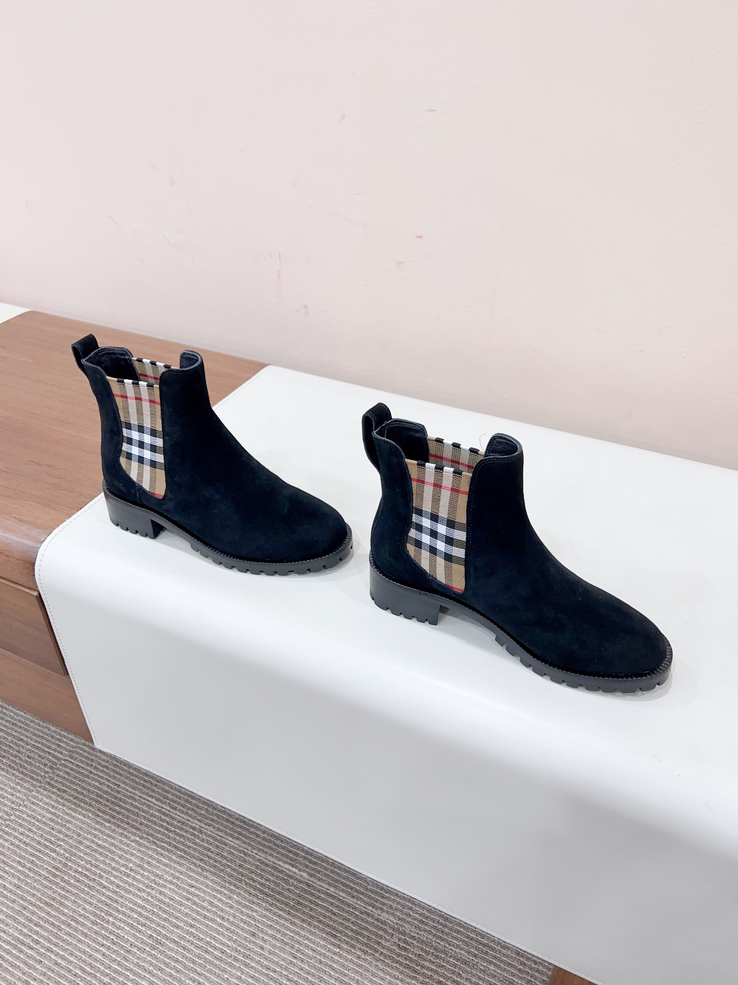 “Burberry 2023 Spring/Summer Certified Leather Boots Collection Overview” - 图片 6