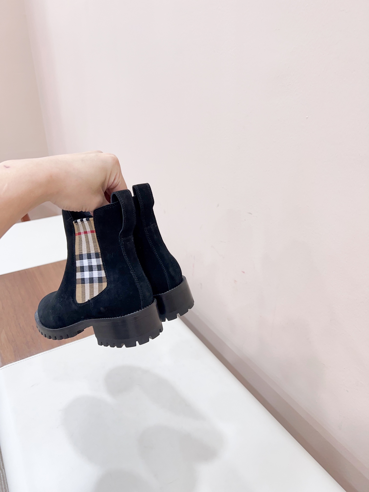 “Burberry 2023 Spring/Summer Certified Leather Boots Collection Overview” - 图片 9
