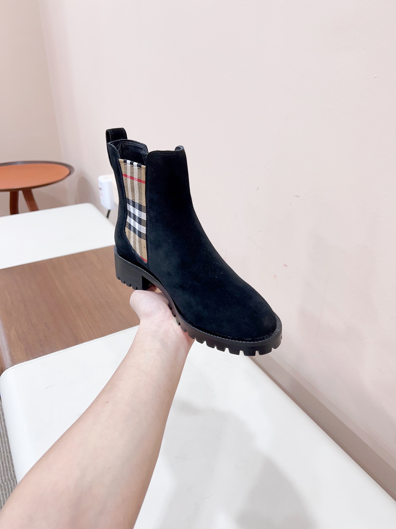 “Burberry 2023 Spring/Summer Certified Leather Boots Collection Overview” - 图片 5