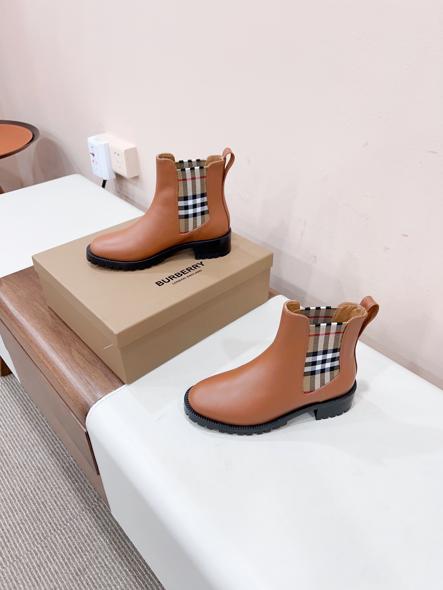 Burberry 2023SS Certified Vintage Retro Boots Collection: Best Value for Money - 图片 3